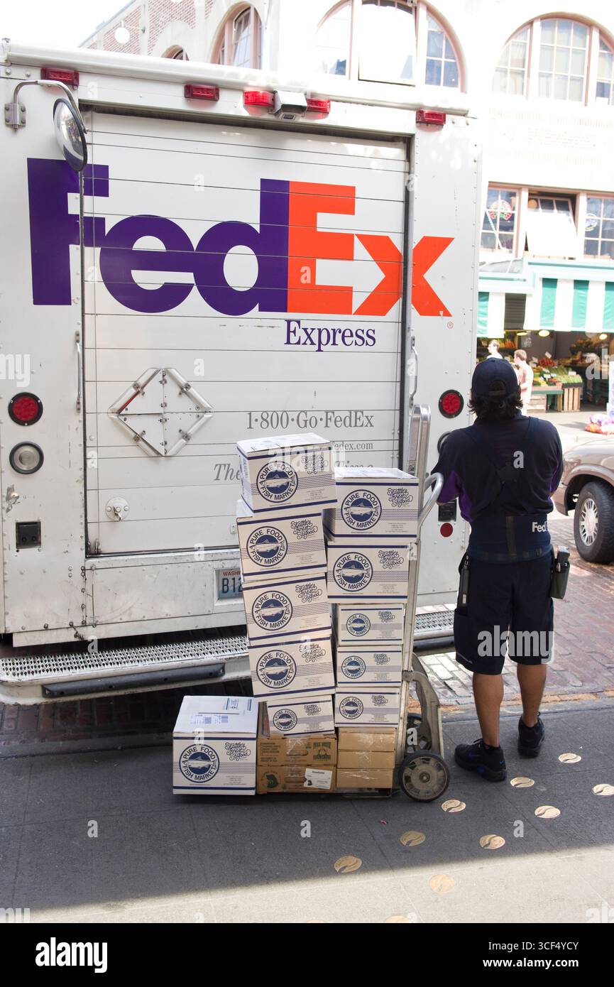 Pilote FedEx ramasser des fruits de mer frais pour le lendemain, le Pike Place Market, Seattle, comté de King, Washington, États-Unis Banque D'Images