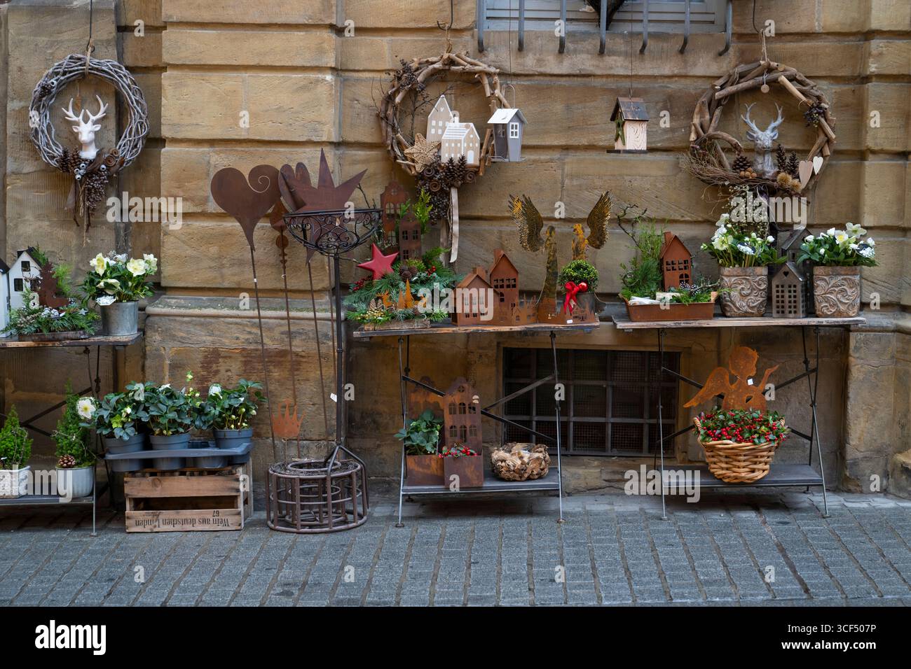 Allemagne, Bavière, haute-Franconie, Bamberg, vieille ville, objets décoratifs et fleurs devant un magasin Banque D'Images