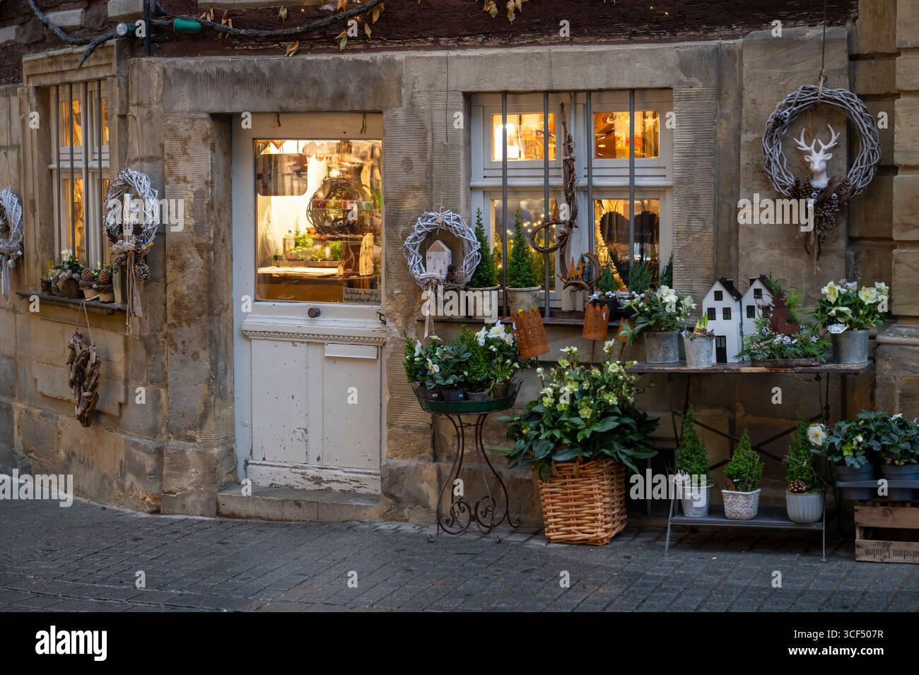 Allemagne, Bavière, haute-Franconie, Bamberg, vieille ville, objets décoratifs et fleurs devant un magasin Banque D'Images