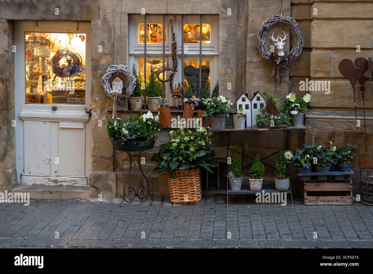 Allemagne, Bavière, haute-Franconie, Bamberg, vieille ville, objets décoratifs et fleurs devant un magasin Banque D'Images