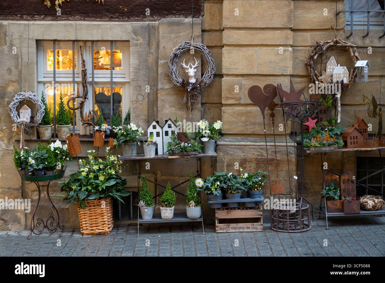 Allemagne, Bavière, haute-Franconie, Bamberg, vieille ville, objets décoratifs et fleurs devant un magasin Banque D'Images