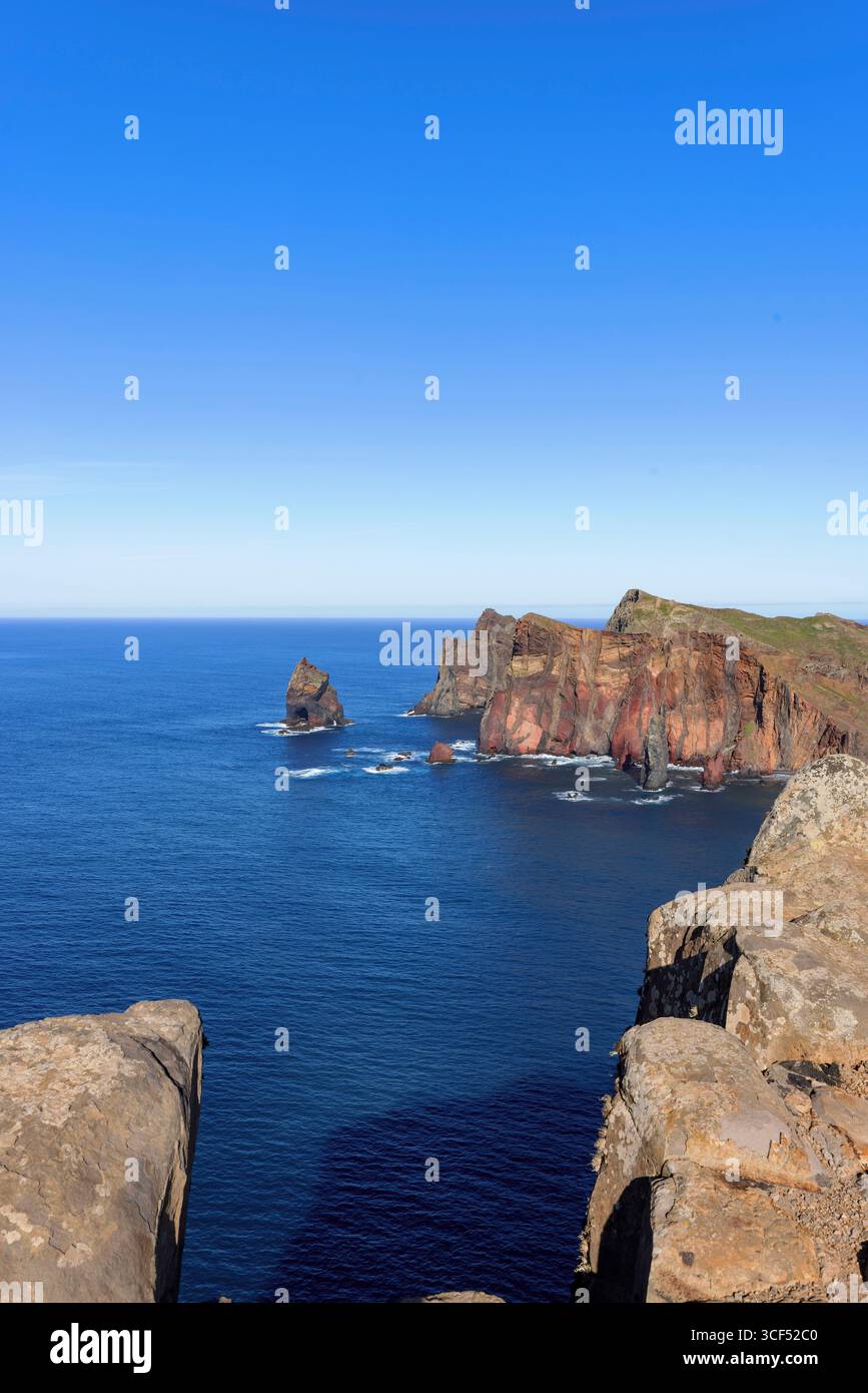 Paysage côtier au promontoire Ponta de Sao Lourenco sur Madère dans la soirée. Banque D'Images
