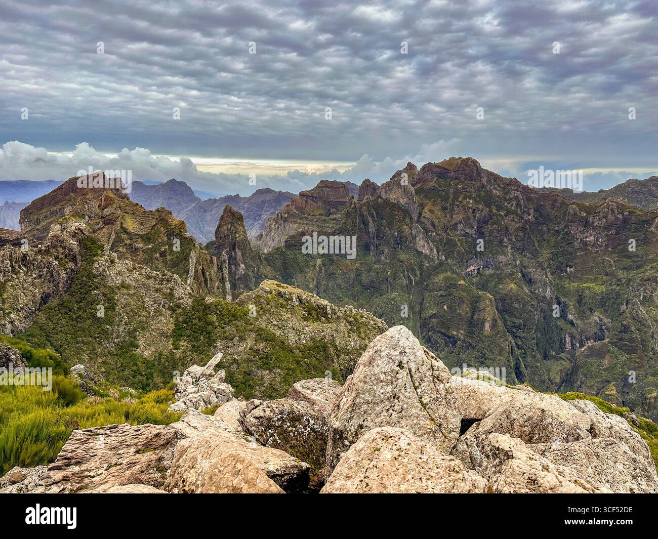 Paysage de montagne à Pico do Arieiro sur Madère tôt le matin. Banque D'Images