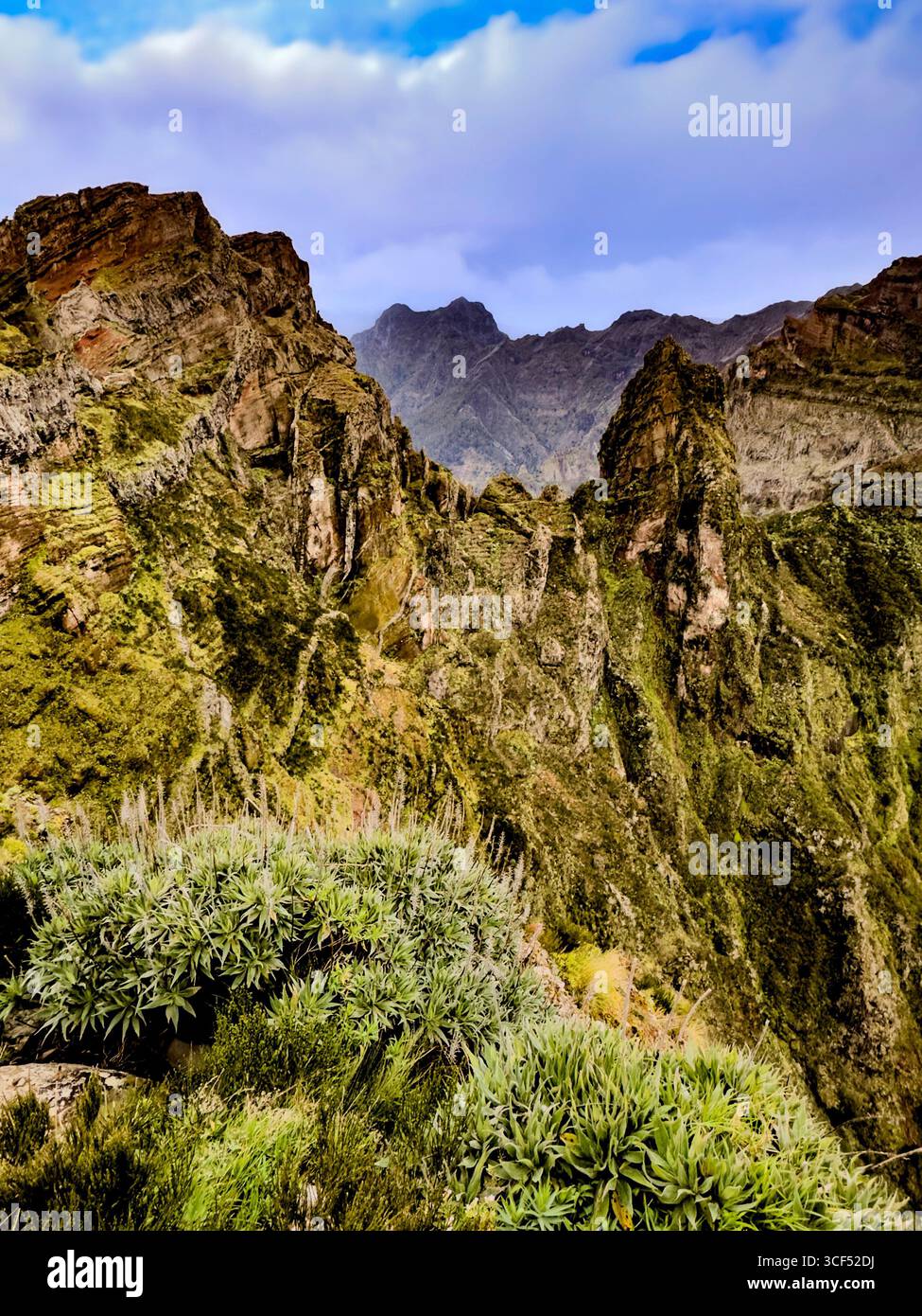 Paysage de montagne à Pico do Arieiro sur Madère tôt le matin. Banque D'Images