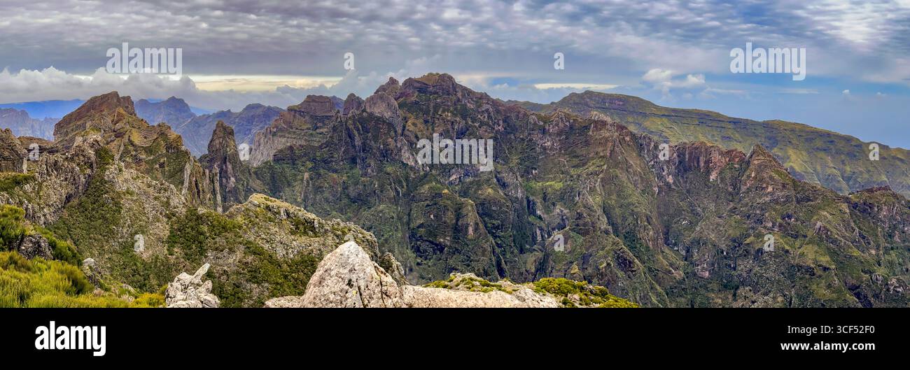 Paysage de montagne à Pico do Arieiro sur Madère tôt le matin. Banque D'Images