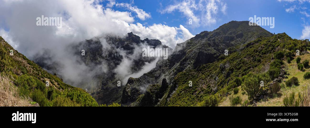 Paysage de montagne à Pico Ruivo, la plus haute montagne de Madère. Banque D'Images