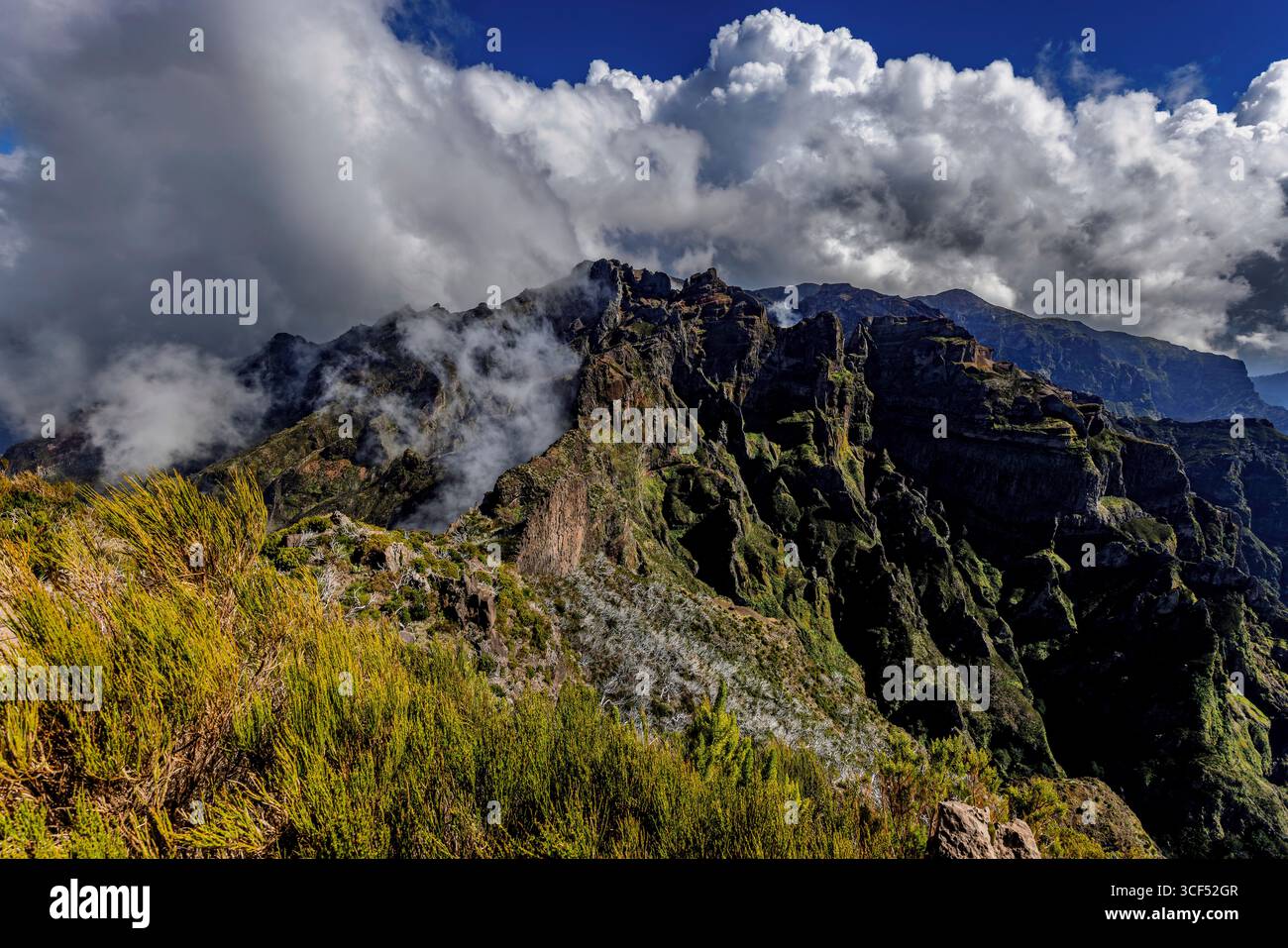 Paysage de montagne à Pico Ruivo, la plus haute montagne de Madère. Banque D'Images