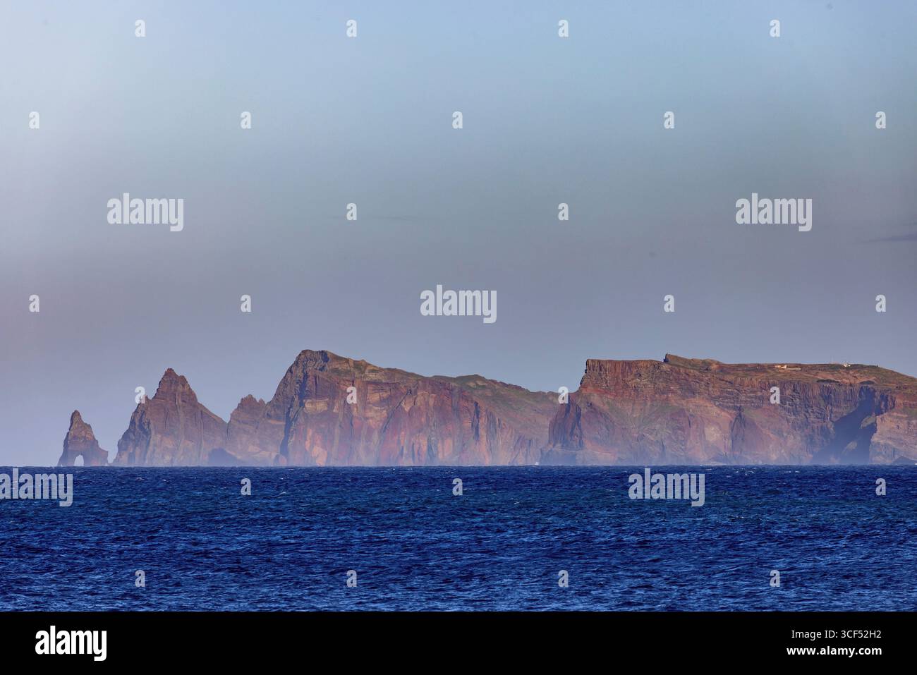 Vue sur la péninsule de Ponta de Sao Lourenco sur la côte nord de Madère dans la lumière du soir. Banque D'Images
