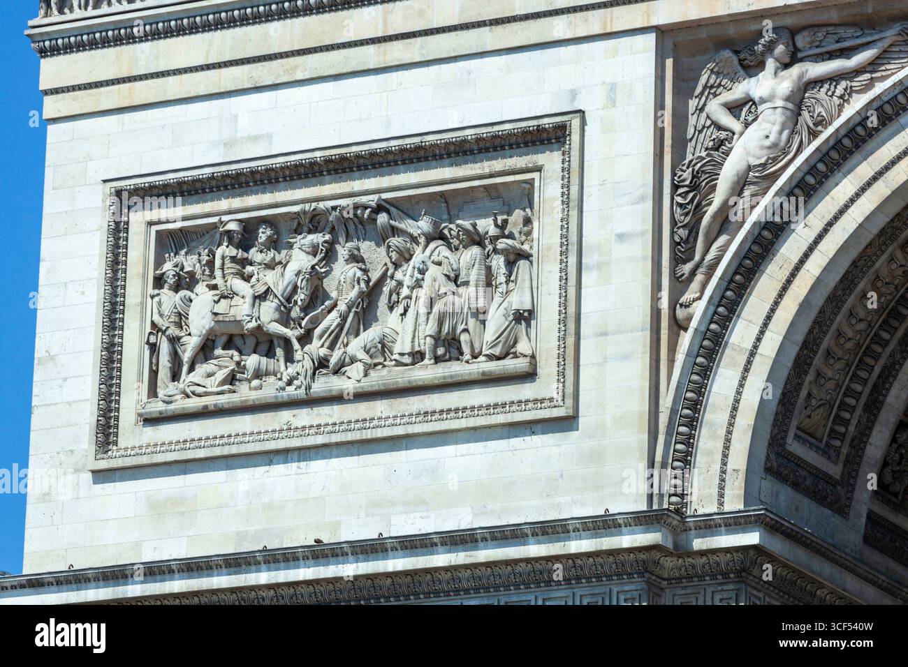 Détail architectural de l'arc de triomphe montrant une sculpture en bas relief de la scène historique avec des soldats tenant des drapeaux Banque D'Images
