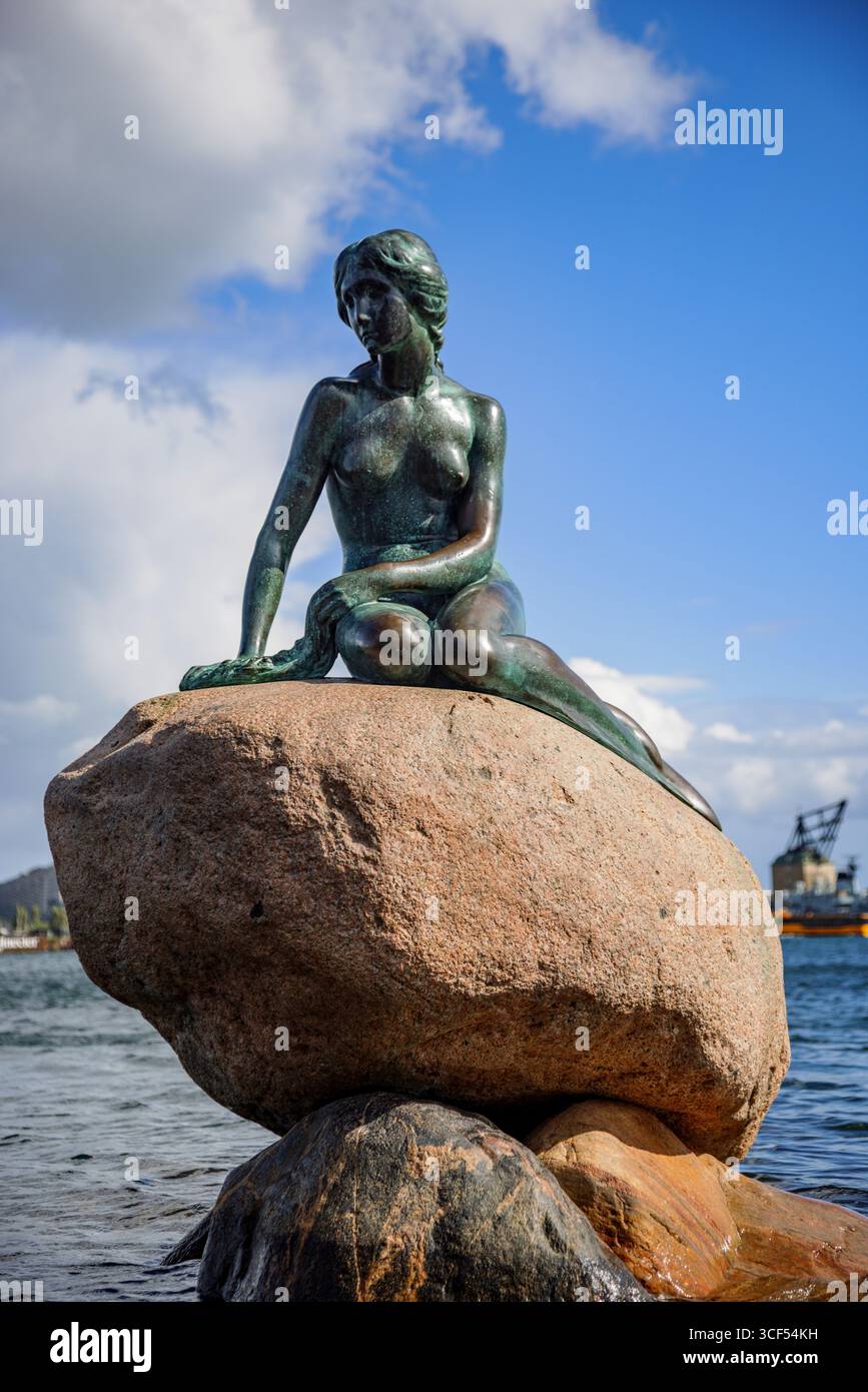 La petite Sirène dans le port de Copenhague, Danemark. Banque D'Images