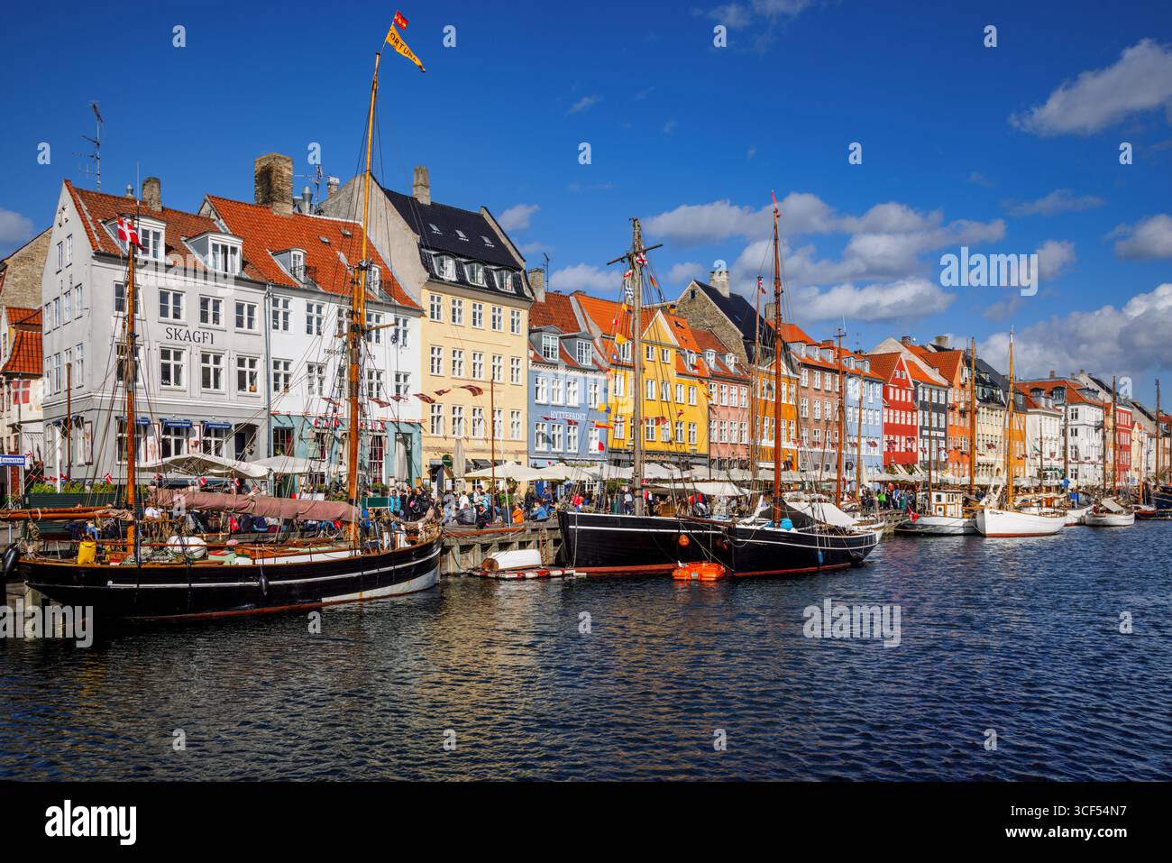 Maisons colorées à Nyhavn dans le port de Copenhague, Danemark. Banque D'Images