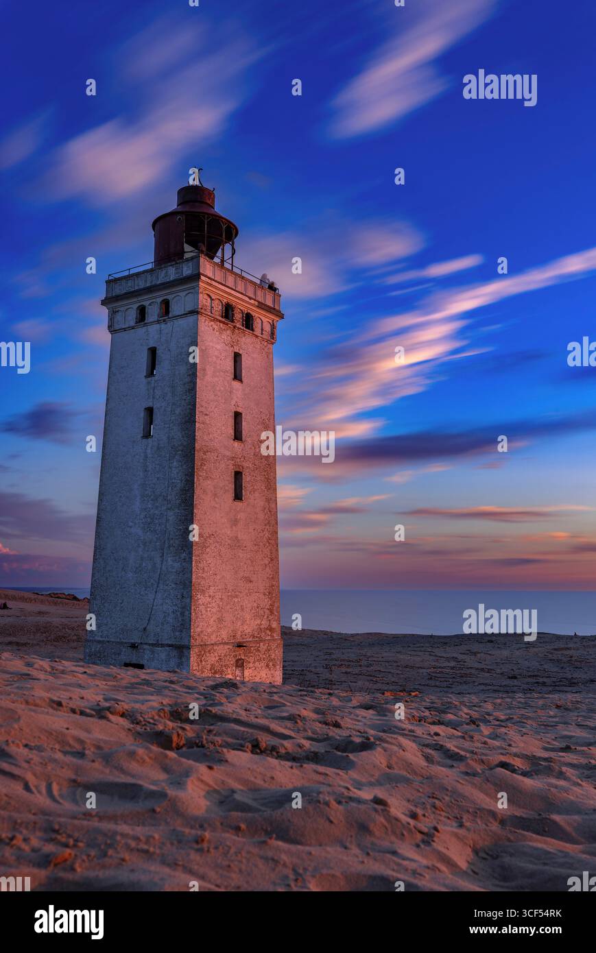 Le phare de Rubjerg Knude Fyr près de Lokken au Danemark à la lumière du coucher du soleil. Banque D'Images
