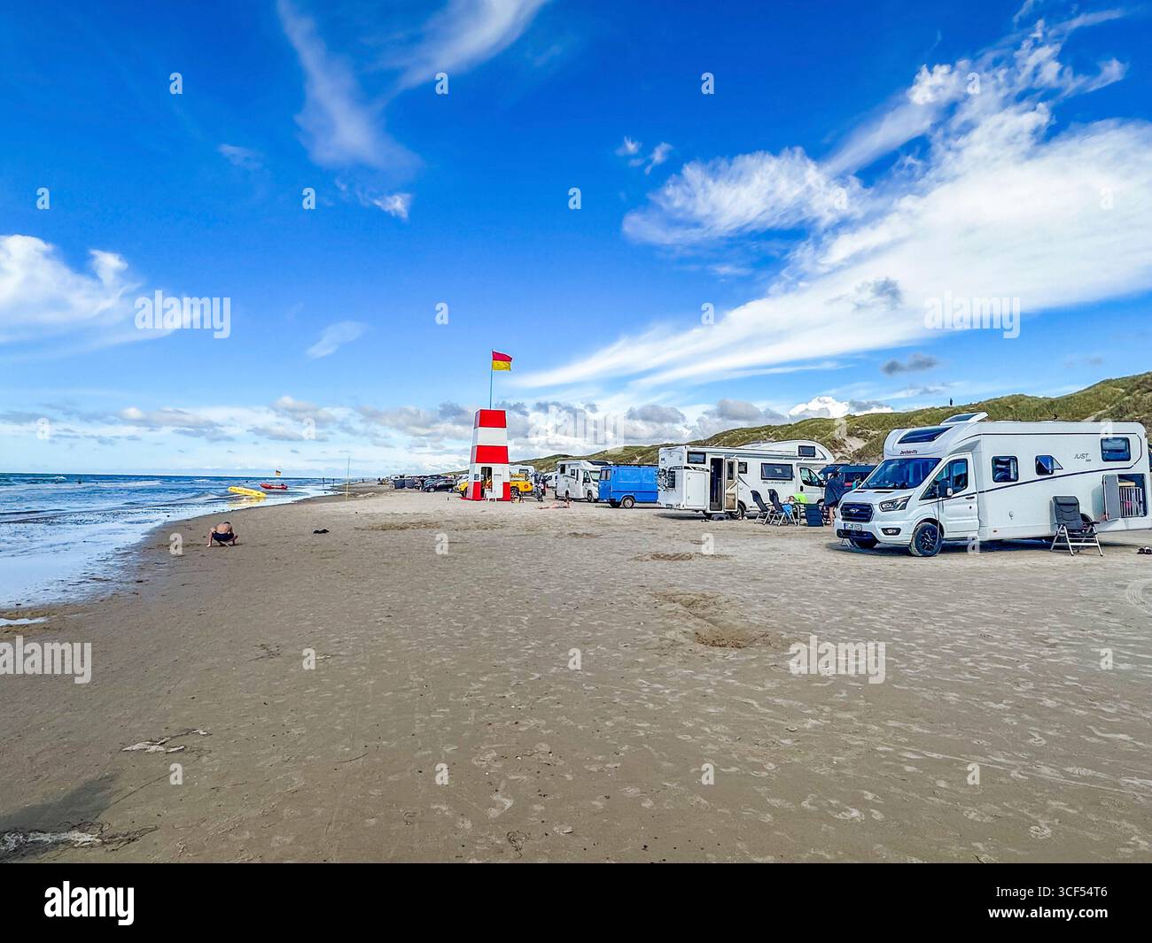 Voitures et camping-cars sur la plage à Blohkus, Danemark. Banque D'Images