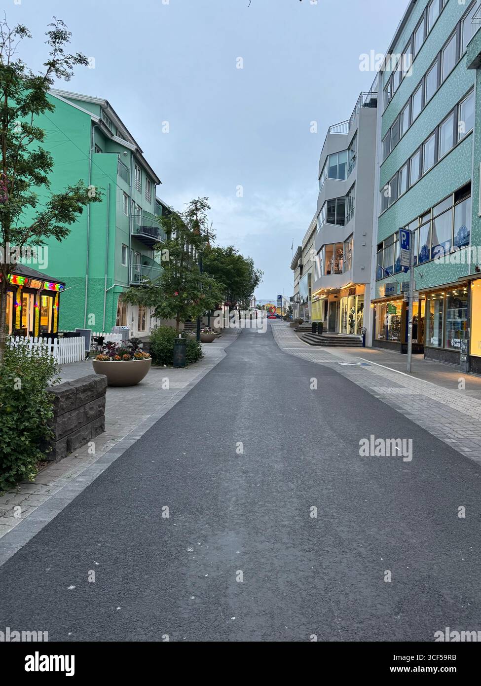Un paisible, calme, fin de soirée d'été donnant sur la rue piétonne principale, Hafnarstraeti, Akureyri Islande. - Image de stock capturée avec un smartphone