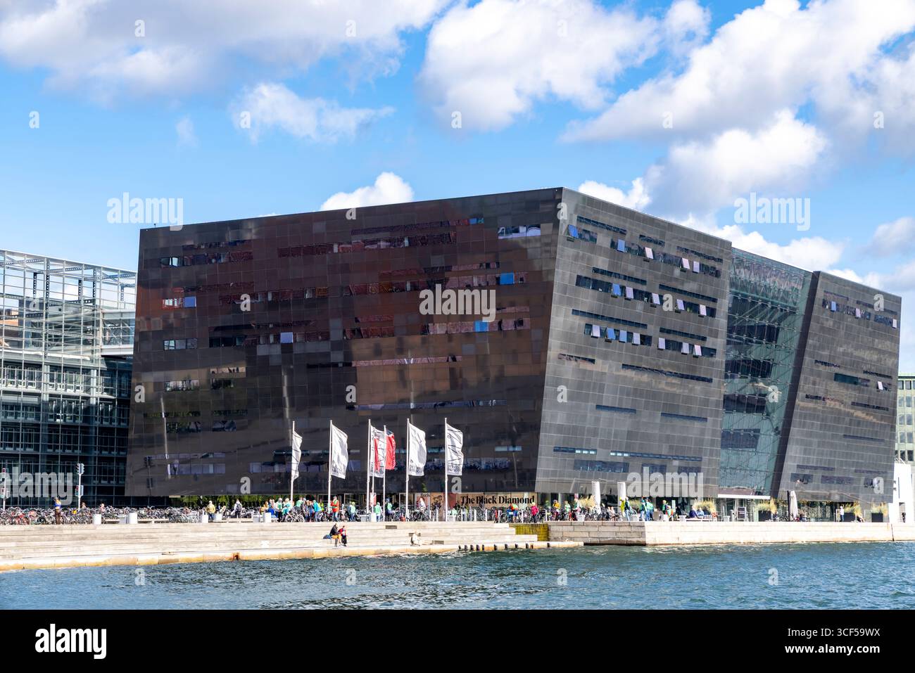 Copenhague, Danemark, le Black Diamond bâtiment une extension de la bibliothèque royale danoise, revêtue de granit noir et située sur l'île de Slotsholmen Banque D'Images