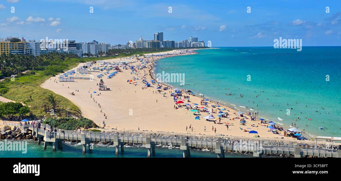 Vue de thePeople à la plage de South Beach à Miami FL . 08.15.25 Banque D'Images Vue de thePeople à la plage de South Beach à Miami FL . 08.15.25 Banque D'Images