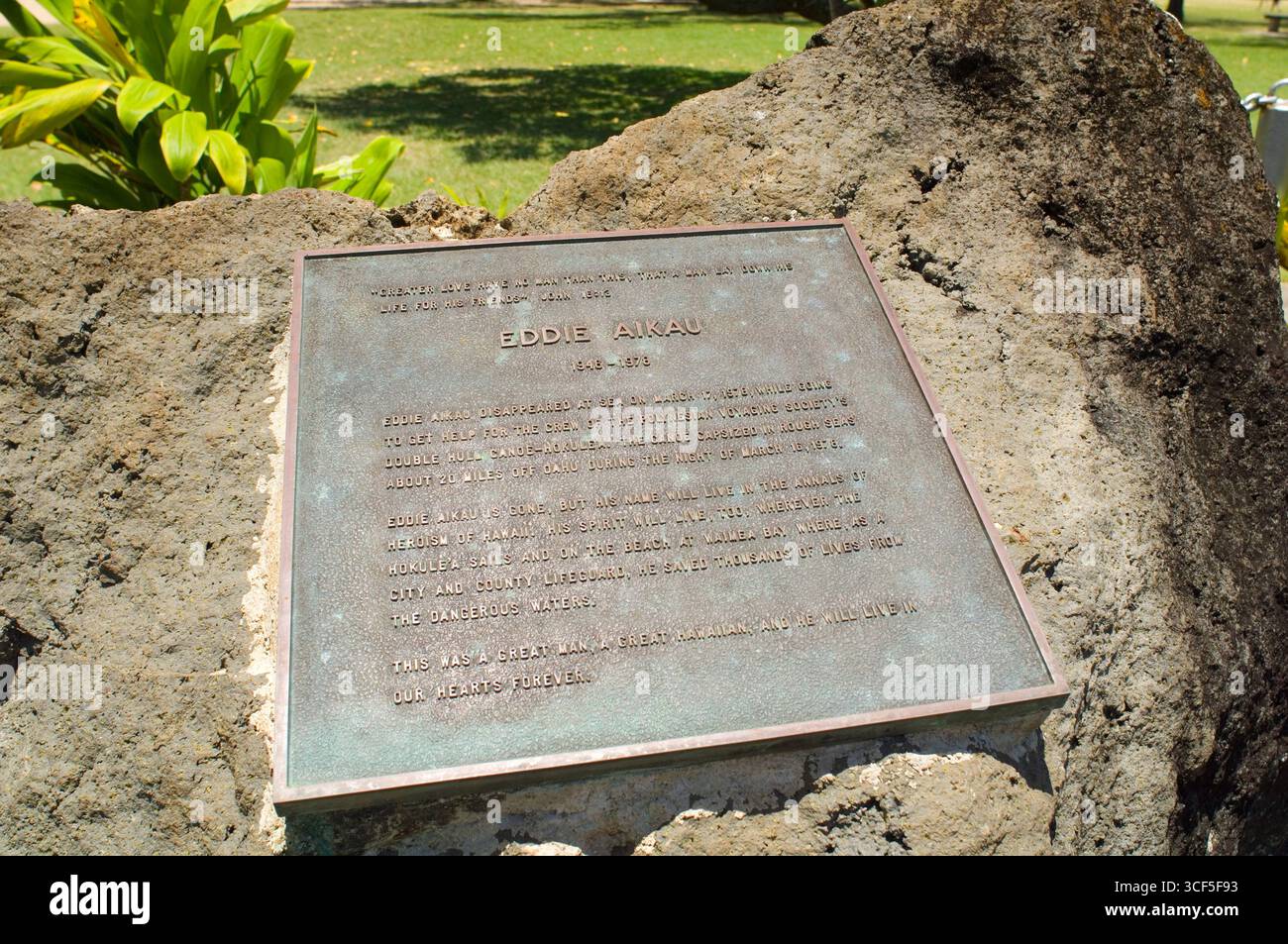 Un mémorial pour Eddie Aikau (4 mai, 1946-mars 17, 1978) Waimea Bay Beach Park, Oahu, Hawaii, USA. Pendant le deuxième voyage de l'Hokulea les hu Banque D'Images