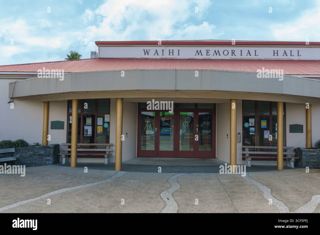 Waihi Nouvelle-Zélande - 18 août 2025; Waihi War Memorial Hall au 41, rue Seddon. Banque D'Images