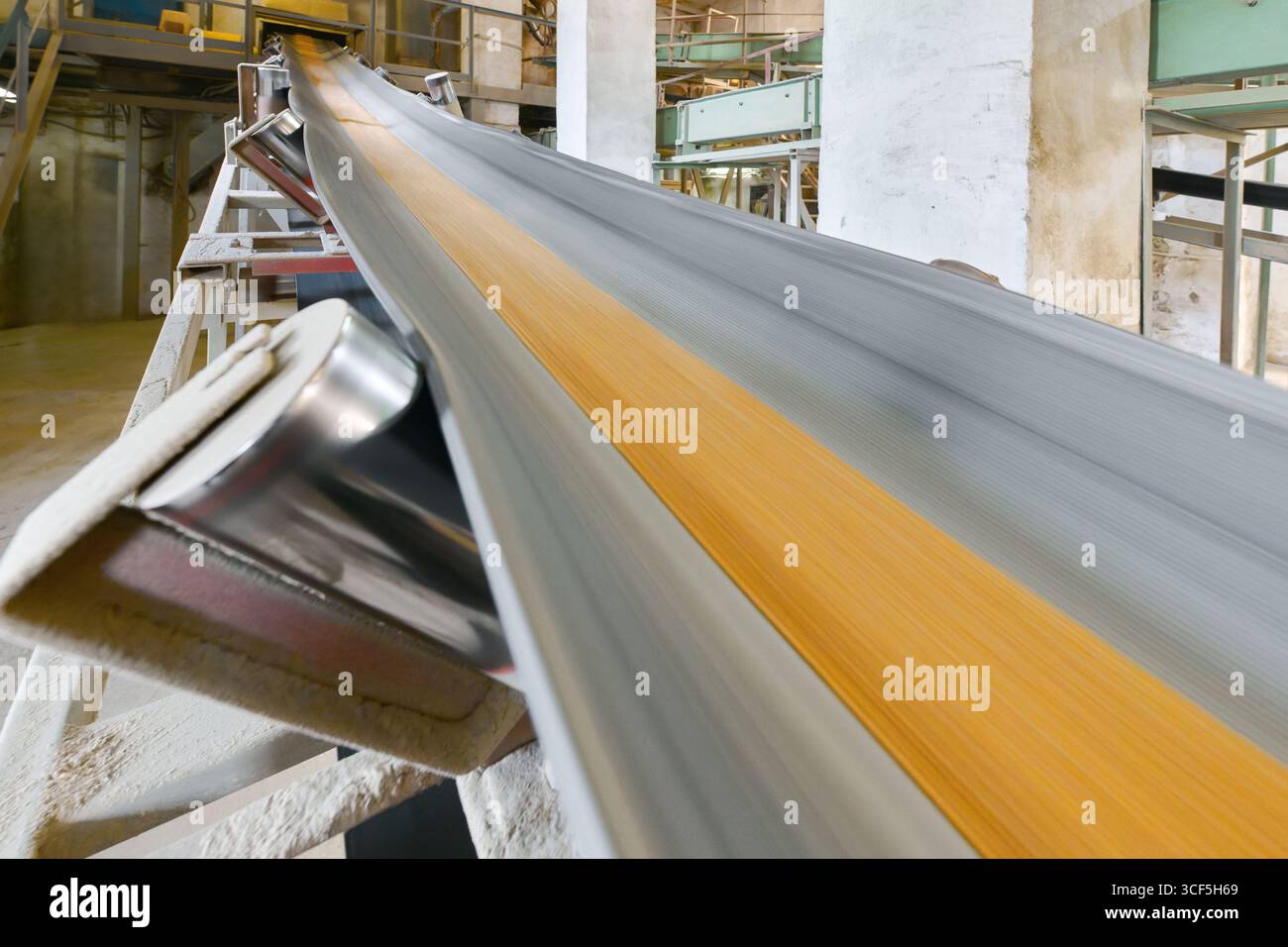 Le système de convoyeur sous silo transporte efficacement le blé pour la distribution du grain dans un environnement industriel Banque D'Images