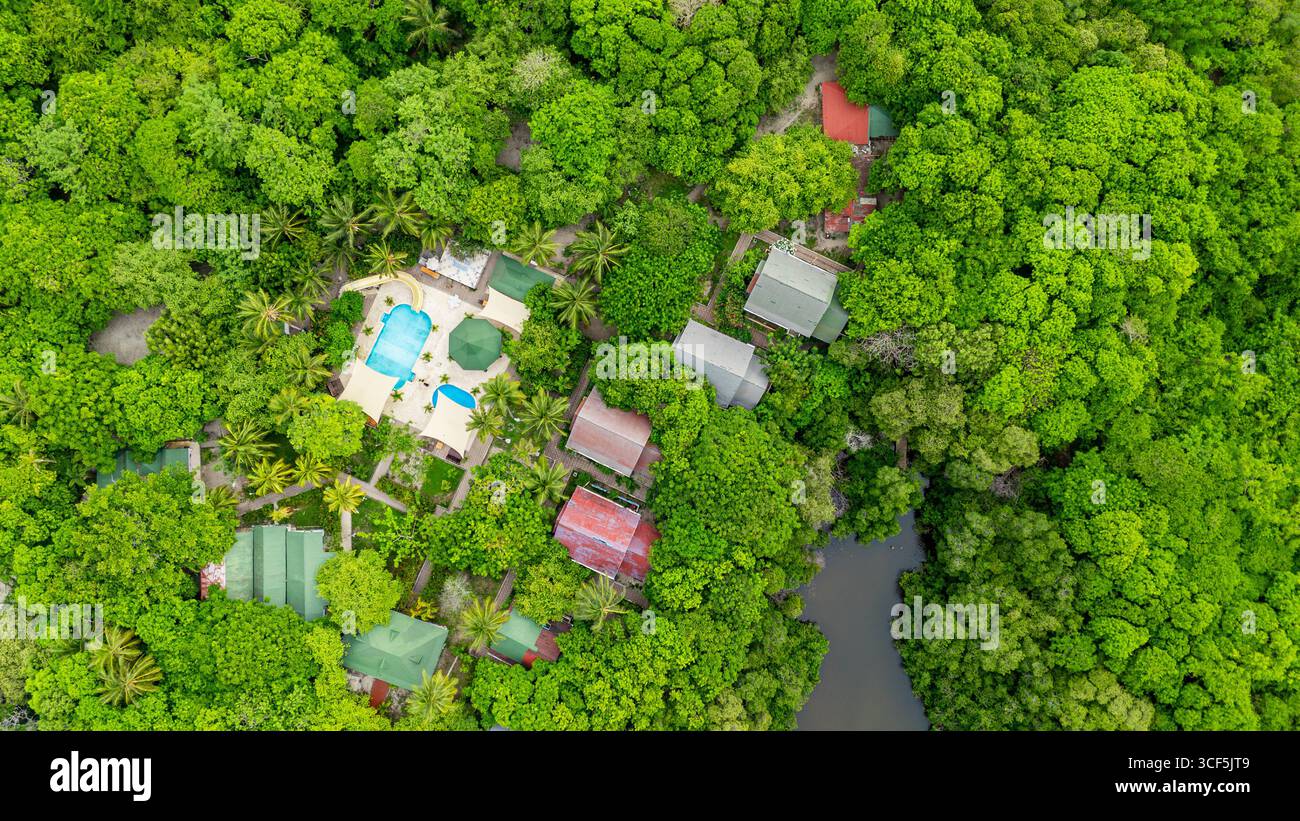 Vue panoramique sur un complexe tropical de l'île de Rosario, entouré d'une verdure luxuriante et d'une piscine, à Carthagène, en Colombie. Banque D'Images