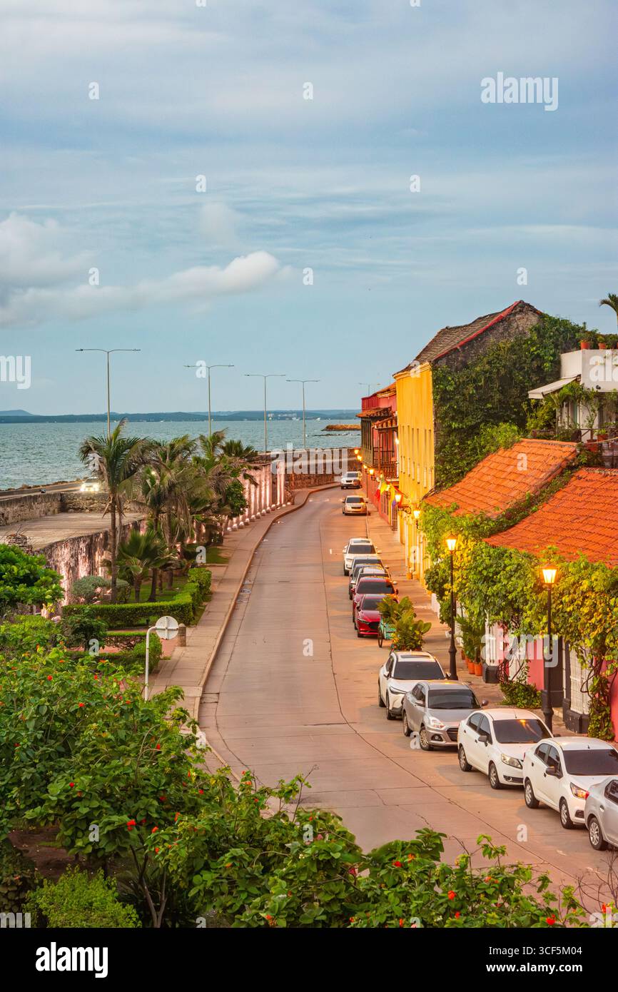 Charmante rue dans le centre historique de Carthagène, Colombie, avec des bâtiments colorés, des palmiers et des vues panoramiques sur l'océan. Banque D'Images