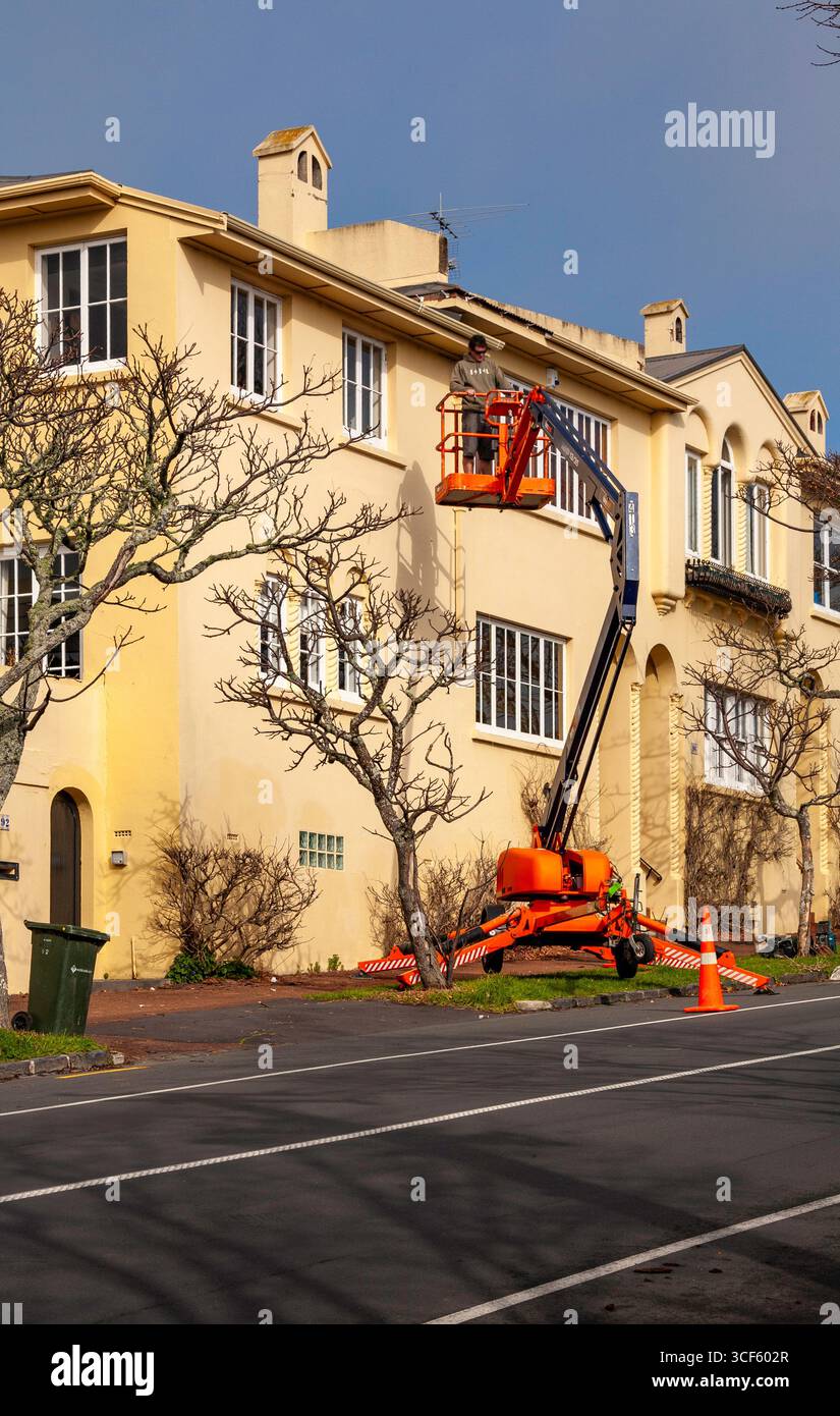 homme dans l'air deux étages cherry picker foot path mph 13/15 Banque D'Images