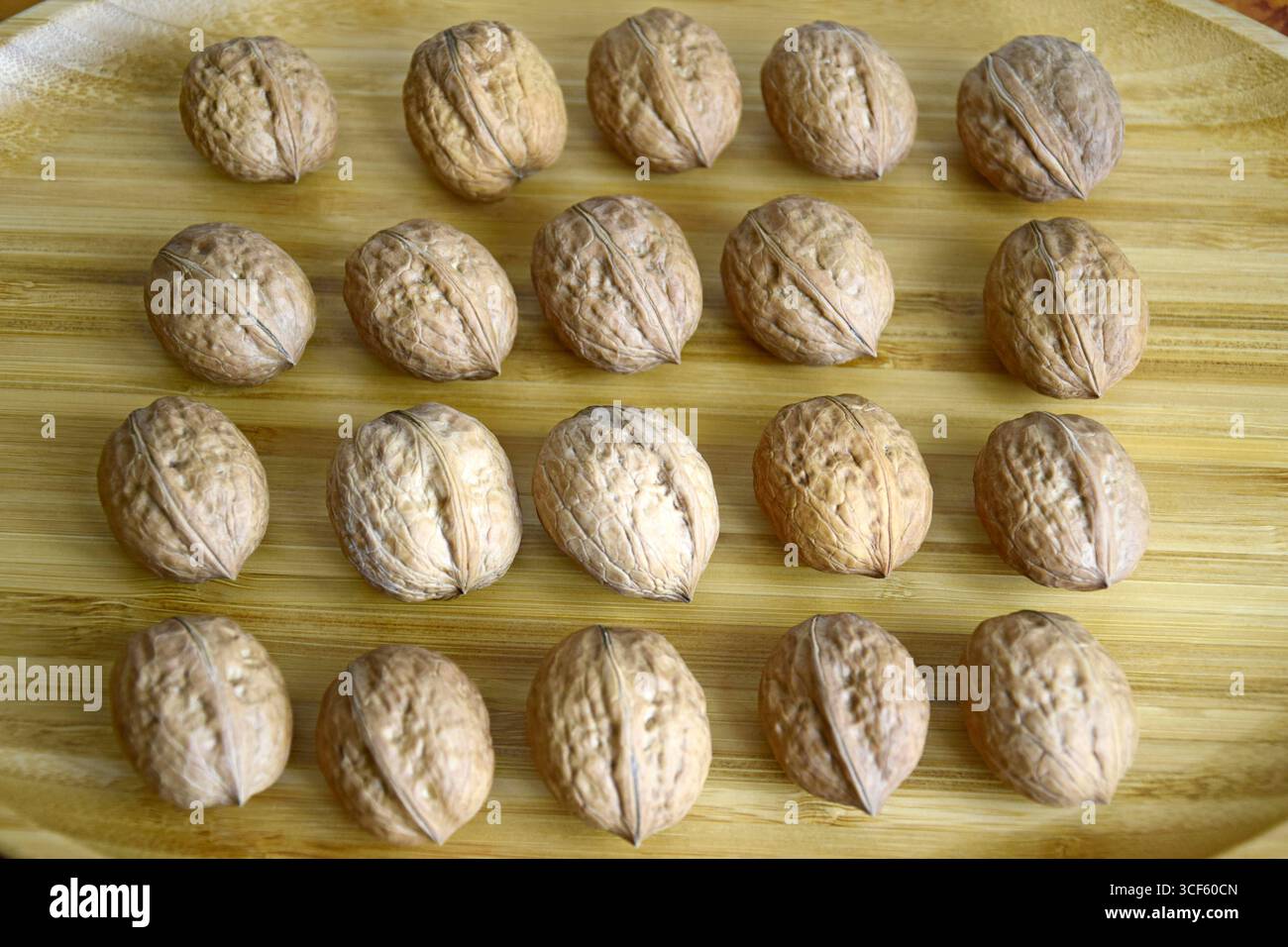 Noix alignées en rangées sur fond de bois. Vue de dessus. Mise au point sélective Banque D'Images