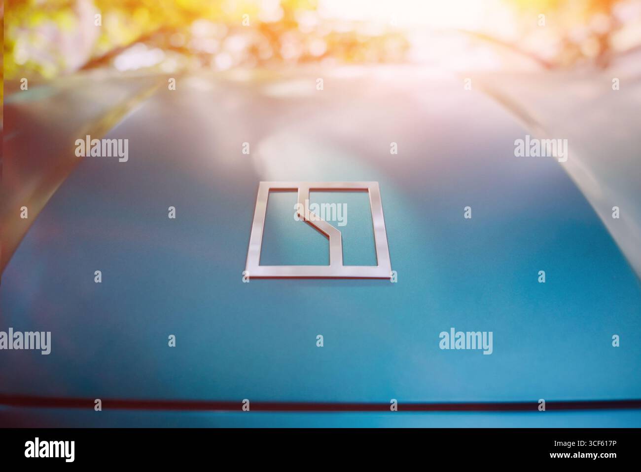 Almaty, Kazakhstan - 18 juillet 2025 : logo Zeekr sur le capot. Voiture électrique Banque D'Images