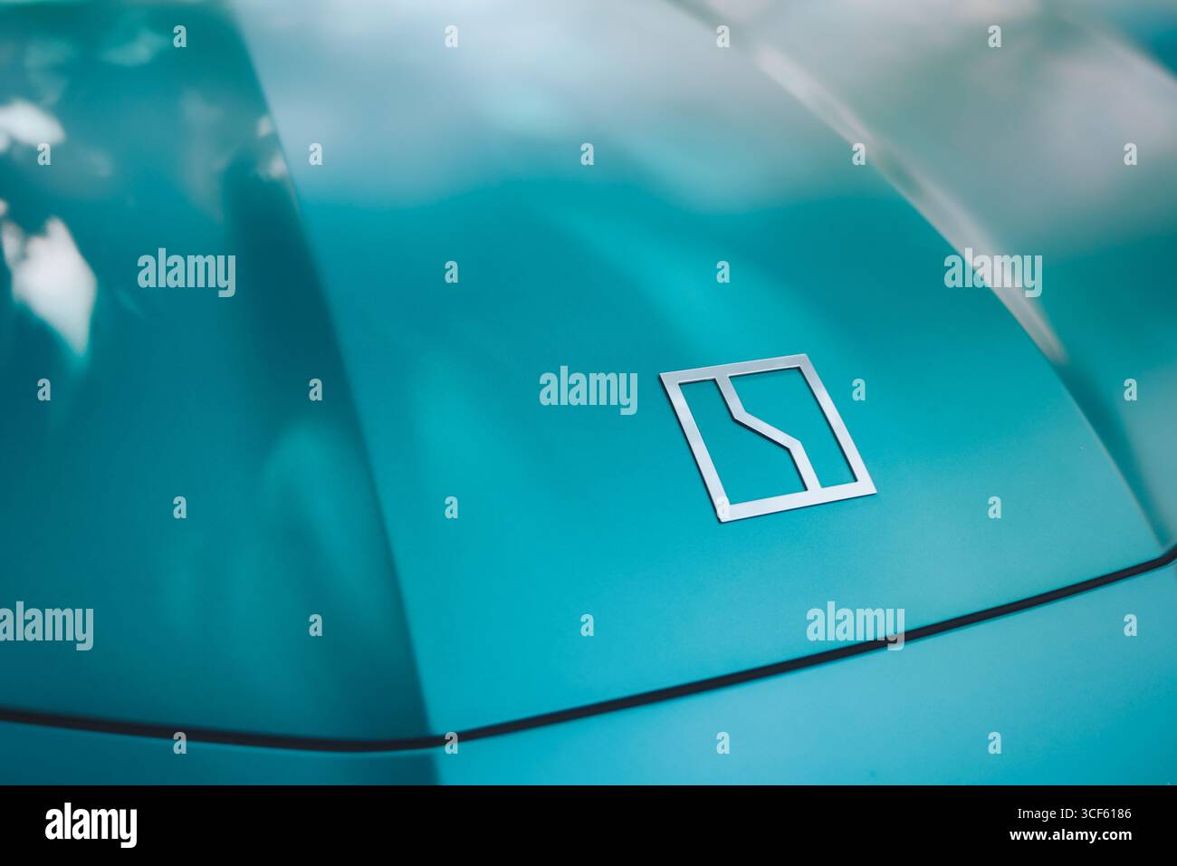 Almaty, Kazakhstan - 18 juillet 2025 : emblème de voiture Zikr X sur le capot. Voiture électrique Banque D'Images