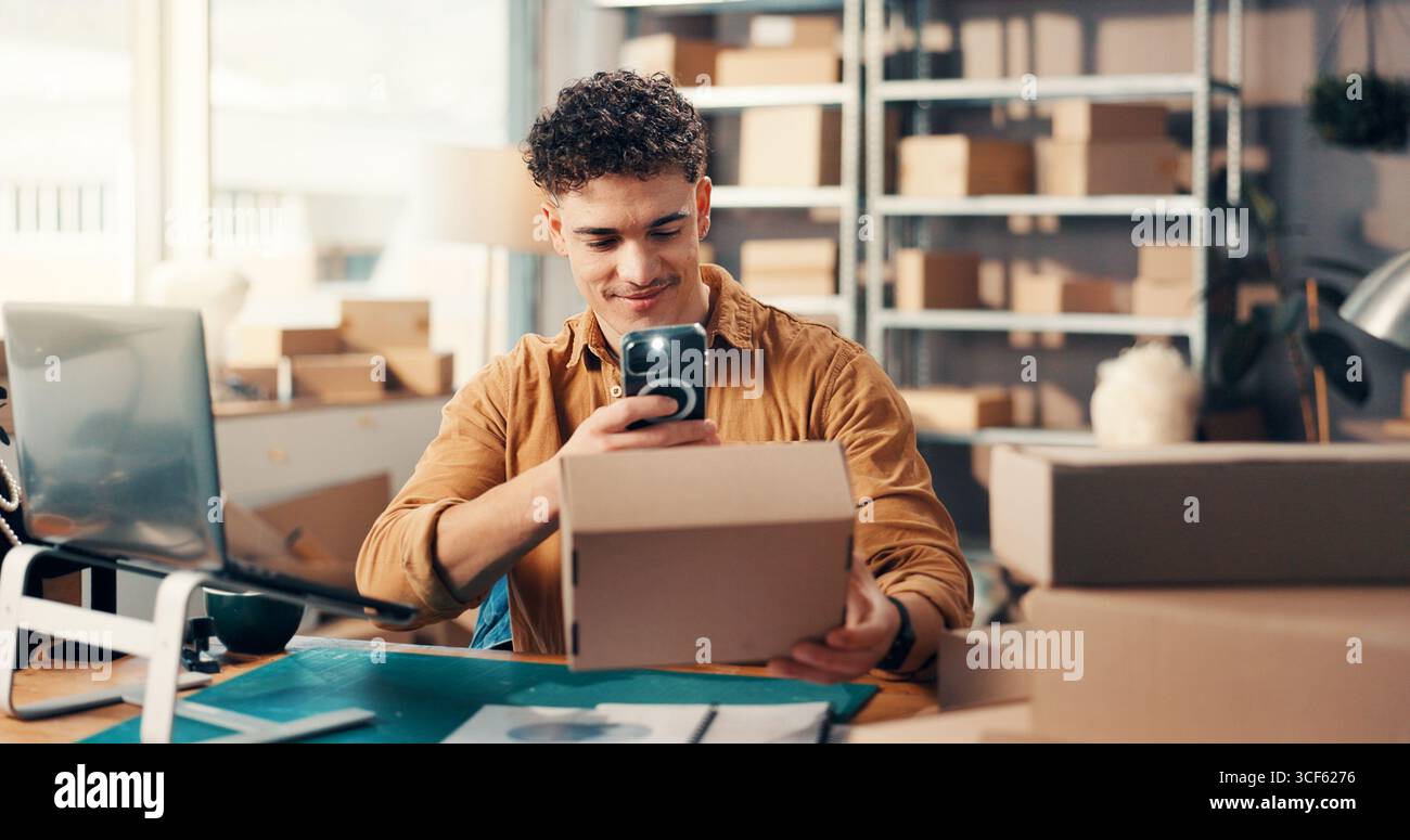 Boîte, logistique et photo de téléphone avec homme dans le bureau pour la numérisation de code-barres ou le suivi de colis. Inventaire, photographie et chaîne d'approvisionnement avec l'employé à Banque D'Images