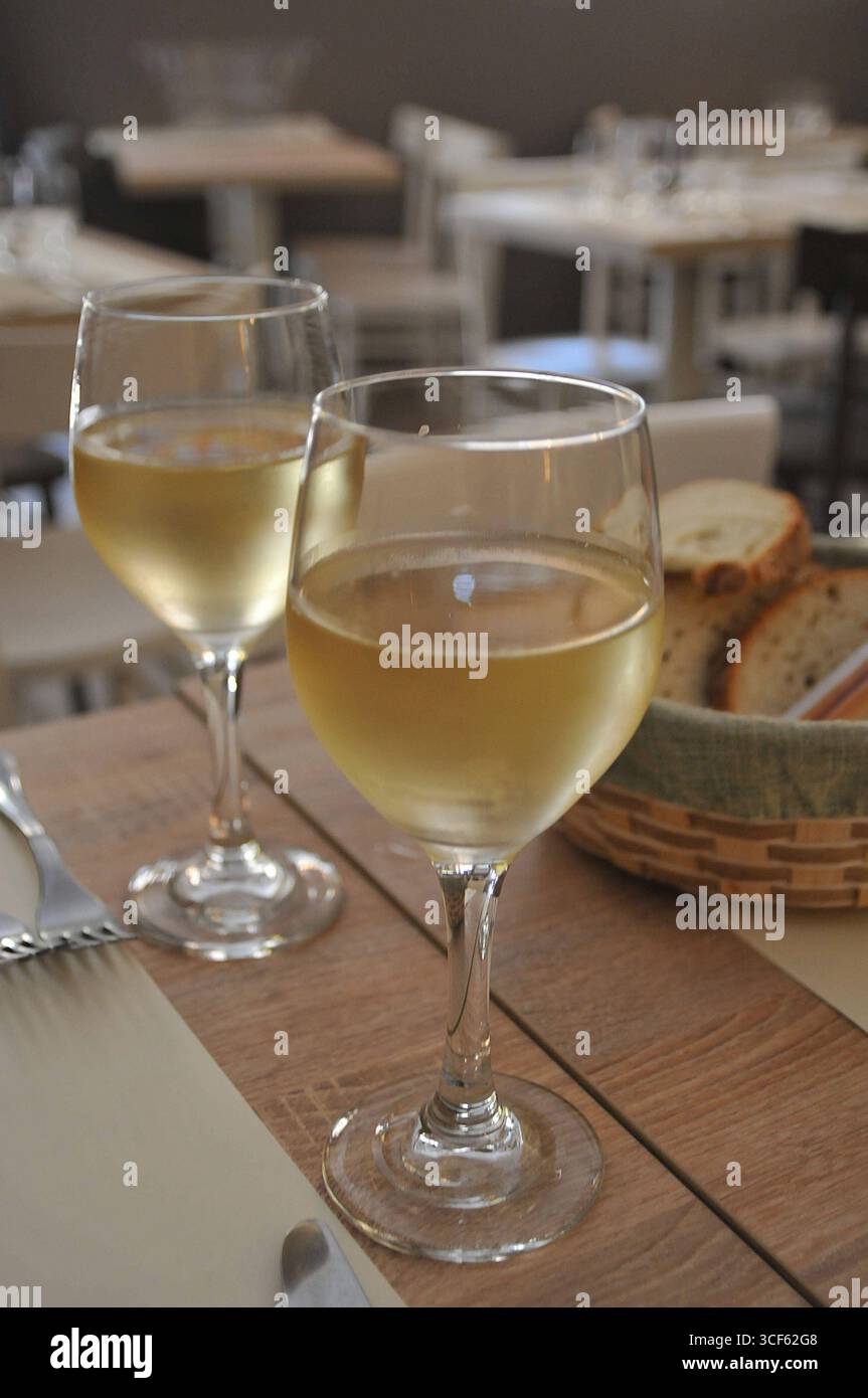 Rome / Italie _ 19.juillet 2019/verre de vin blanc Carrettiere castelli romani blanco 2018 photo..Francis Dean / Deanpictures. Banque D'Images