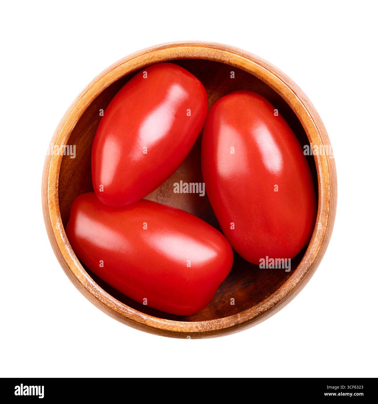 Tomates prunes fraîches, tomates Roma dans un bol en bois. Également connu sous le nom de transformation ou de pâte de tomates, de forme ovale, utilisé pour la mise en conserve ou la production de pâte de tomates. Banque D'Images