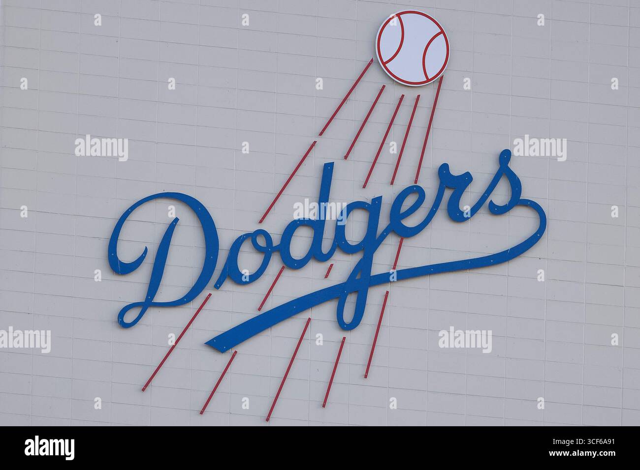 Vue détaillée d'un logo des Los Angeles Dodgers avant un match entre les Los Angeles Dodgers et les San Diego Padres au Dodger Stadium le 15 août 2025 à Los Angeles, Californie. (Photo de Brandon Sloter/image du sport) Banque D'Images