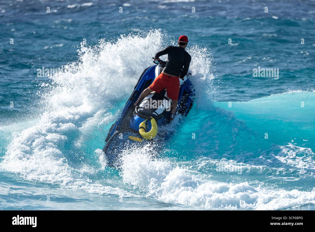 Dramatique et intense sauveteur de jet ski de sauvetage océanique perçant à travers la haute mer, naviguant puissant surf avec précision, mission solo urgente Banque D'Images