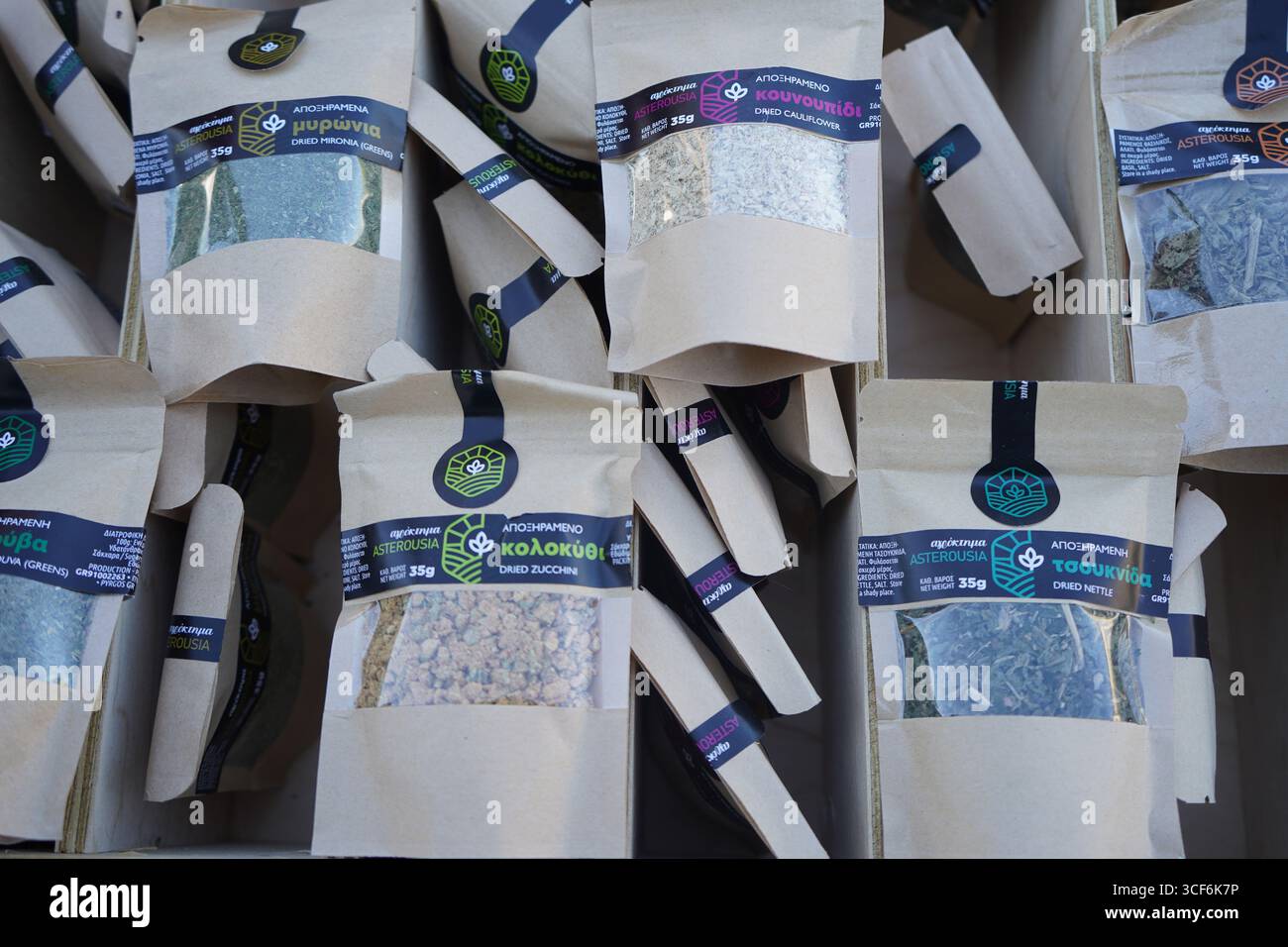 Gros plan d'herbes et de légumes séchés emballés de Crète, y compris le mironia, le chou-fleur, l'ortie et la courgette, exposé pour la vente. Banque D'Images