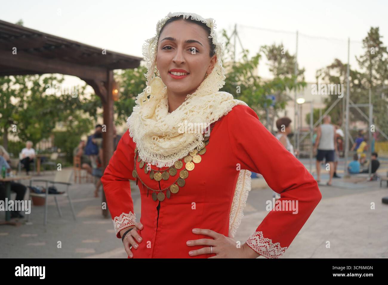 Portrait d'une jeune femme dans le costume traditionnel crétois 'sakofoustano', avec sa jupe, son corsage et sa coiffe. Banque D'Images