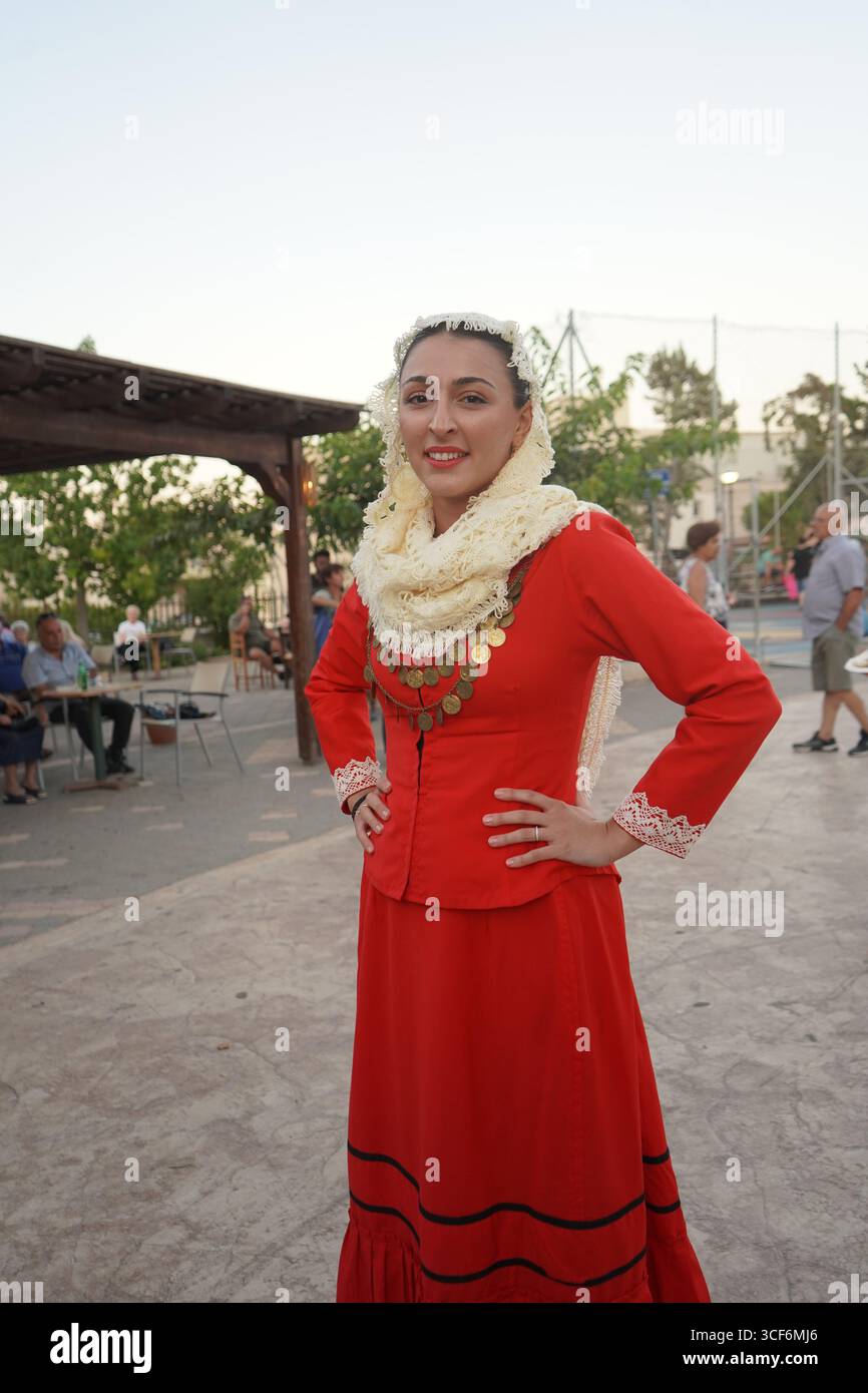 Portrait d'une jeune femme dans le costume traditionnel crétois 'sakofoustano', avec sa jupe, son corsage et sa coiffe. Banque D'Images