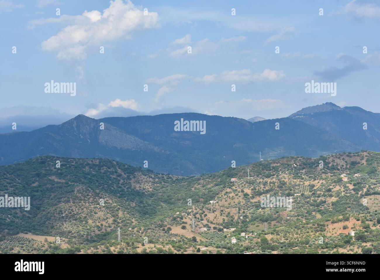 Vue panoramique de Castelbuono depuis le château de Vintimille, Castelbuono, île de Sicile, Italie. Province de Palerme, montagnes de Madonie. Randonnée en Italie. Banque D'Images