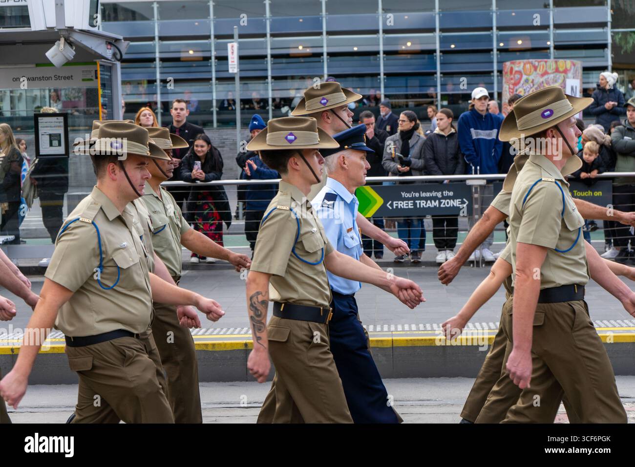 Melbourne, Australie, le 25 avril 2024, les escadrons défilent pour célébrer la Journée ANZAC 2024 Banque D'Images