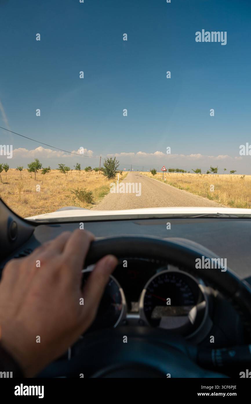 Vue de conduite à travers le pare-brise de voiture sur la route rurale anatolienne Banque D'Images