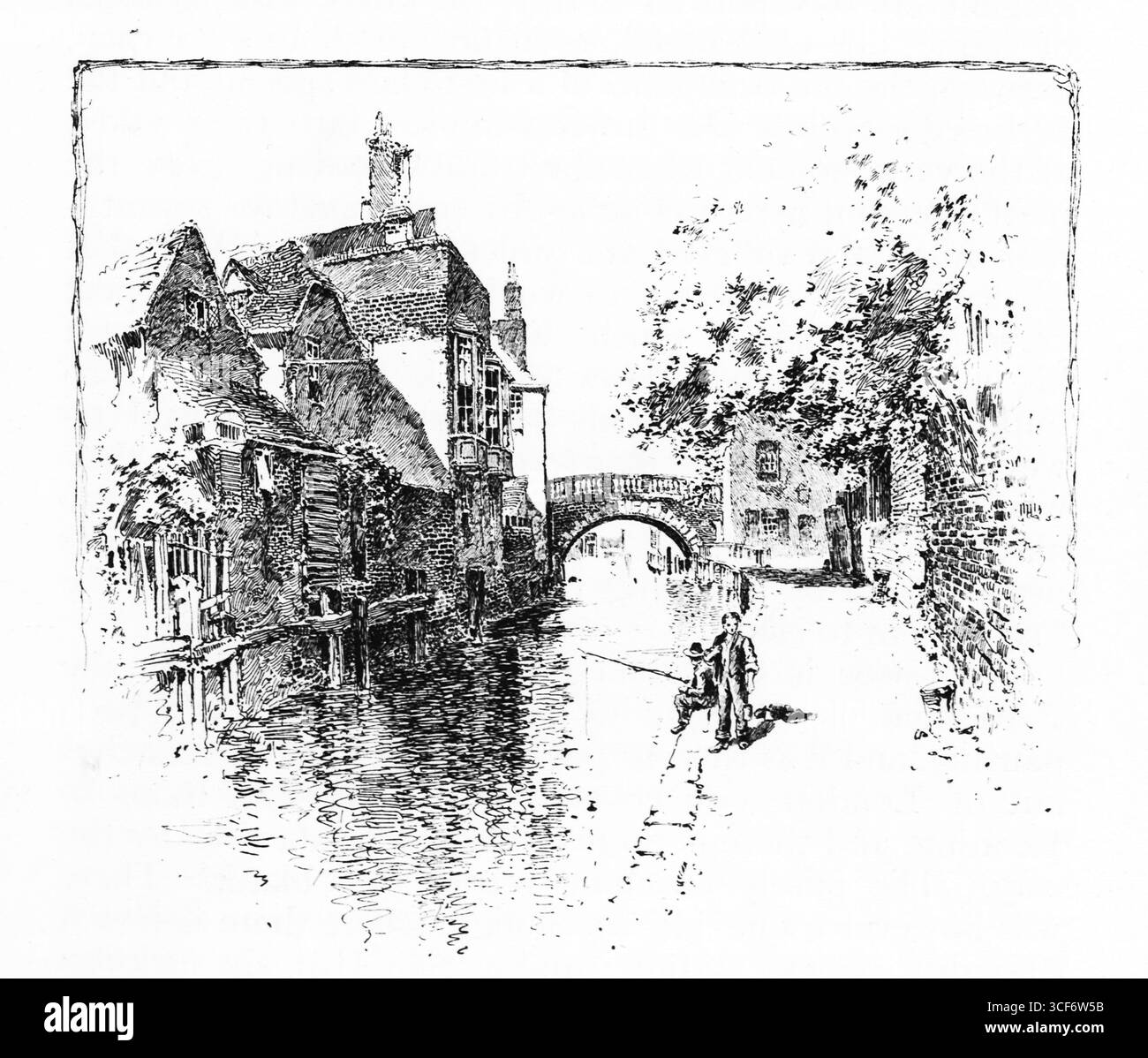 Newbury Bridge représente une scène sereine de canal encadrée par des bâtiments à pans de bois et des arbres feuillus. Un chemin pavé longe l'eau, où un personnage se tient debout et un autre s'assoit. Le pont en pierre voûté relie les deux rives, son reflet chatoyant en dessous. La composition évoque le mouvement tranquille, le charme architectural et les textures superposées de la vie urbaine historique dans le Berkshire. Illustrations publiées pour la première fois en 1888 par Richard Clay and sons dans le livre Coaching Days and Coaching Ways de W. Outram Tristram. Les illustrateurs étaient Herbert Railton et Hugh Thomson. Banque D'Images