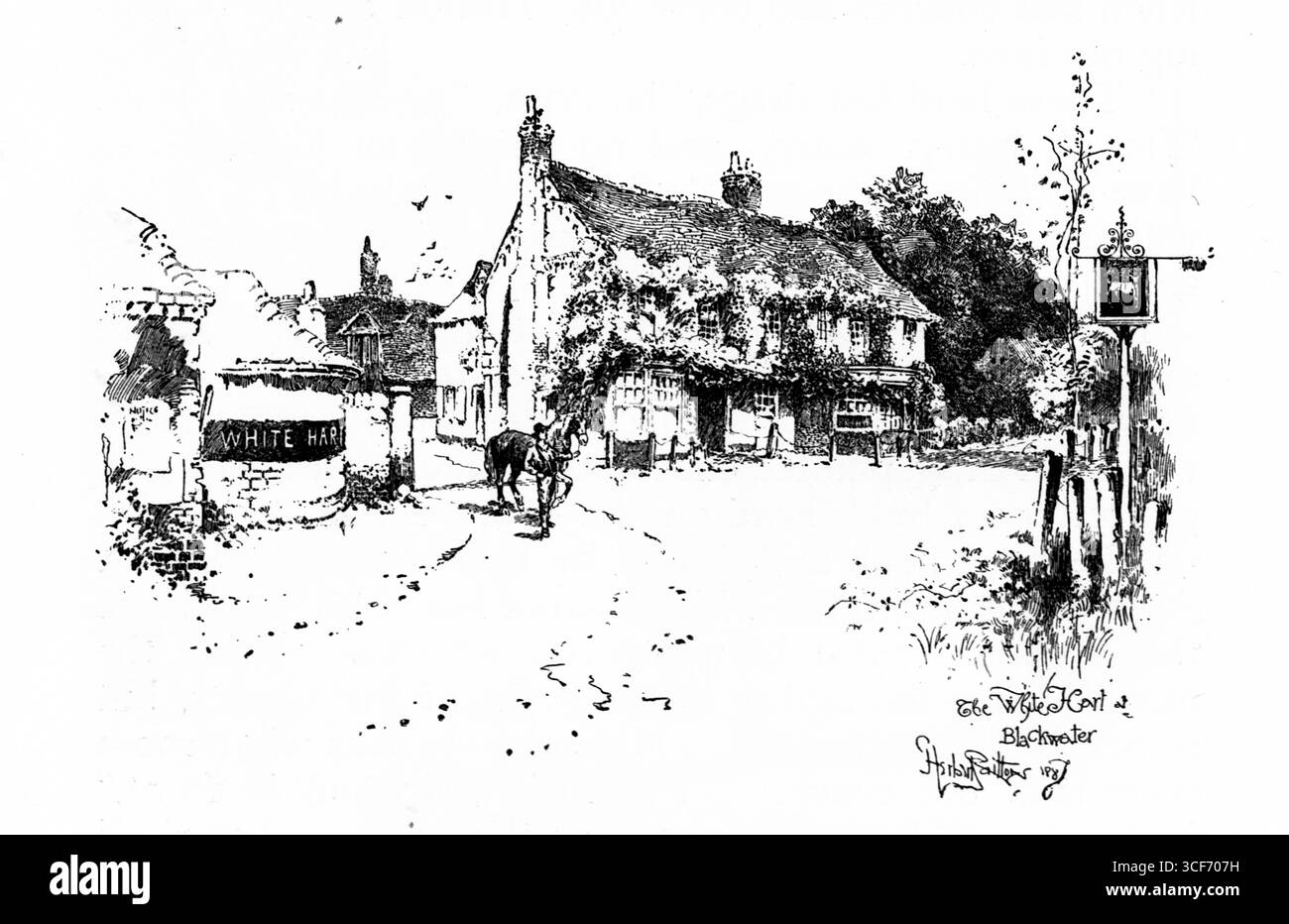 Le White Hart, Blackwater. Une auberge au toit de chaume ancre un virage tranquille du village, son panneau suspendu marquant un lieu de repos et de rassemblement. Un cheval est conduit le long du chemin de terre, courbant devant des bâtiments à colombages et un panneau de signalisation lointain. Les arbres encadrent la scène, et la composition évoque la continuité rurale, le charme architectural et le rythme discret du passage quotidien. Illustration publiée pour la première fois en 1888 par Richard Clay and sons dans le livre Coaching Days and Coaching Ways de W. Outram Tristram. Les illustrateurs étaient Herbert Railton et Hugh Thomson. Banque D'Images