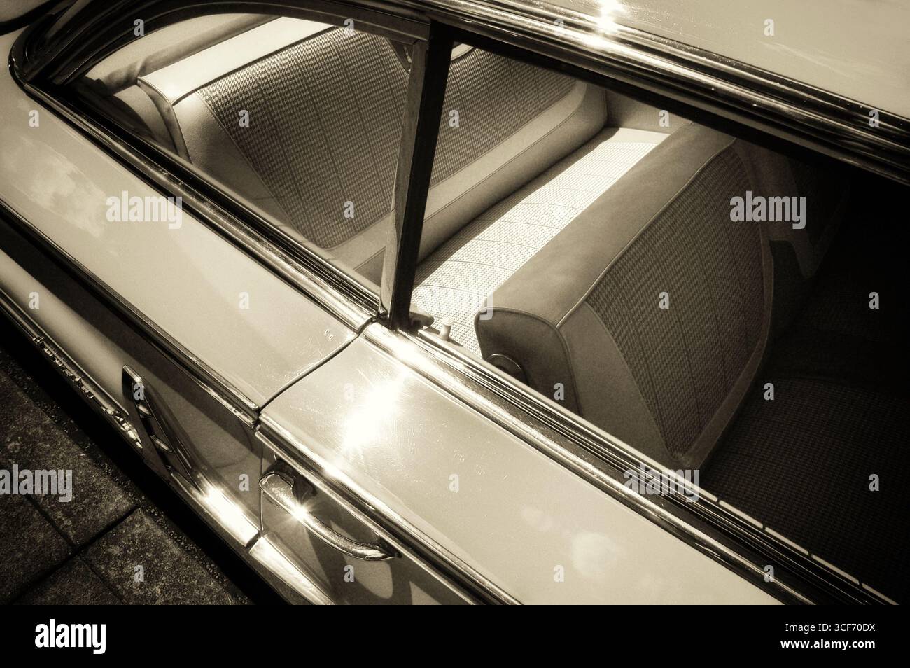 Intérieur d'une voiture classique avec garniture de dent de Hounds dans le ton sépia Banque D'Images