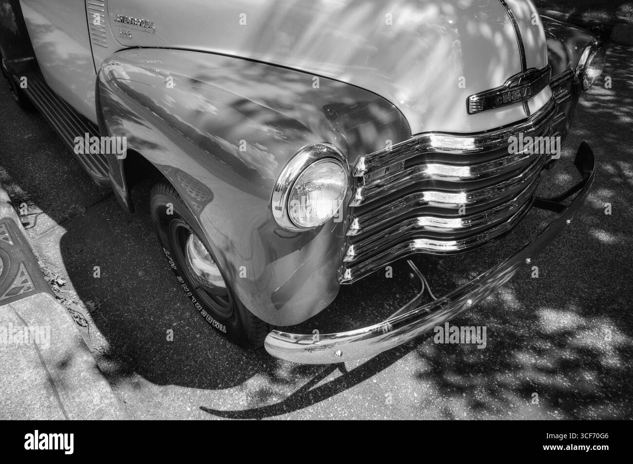 Camionnette Chevrolet vintage 1954 en noir et blanc Banque D'Images