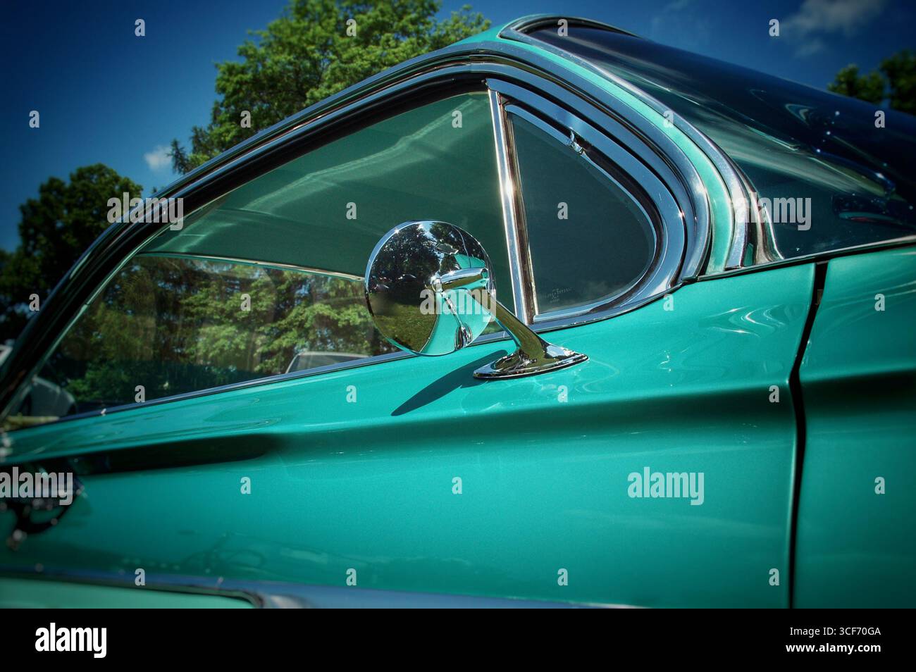 Vitre côté passager sur une voiture classique de couleur sarcelle Banque D'Images