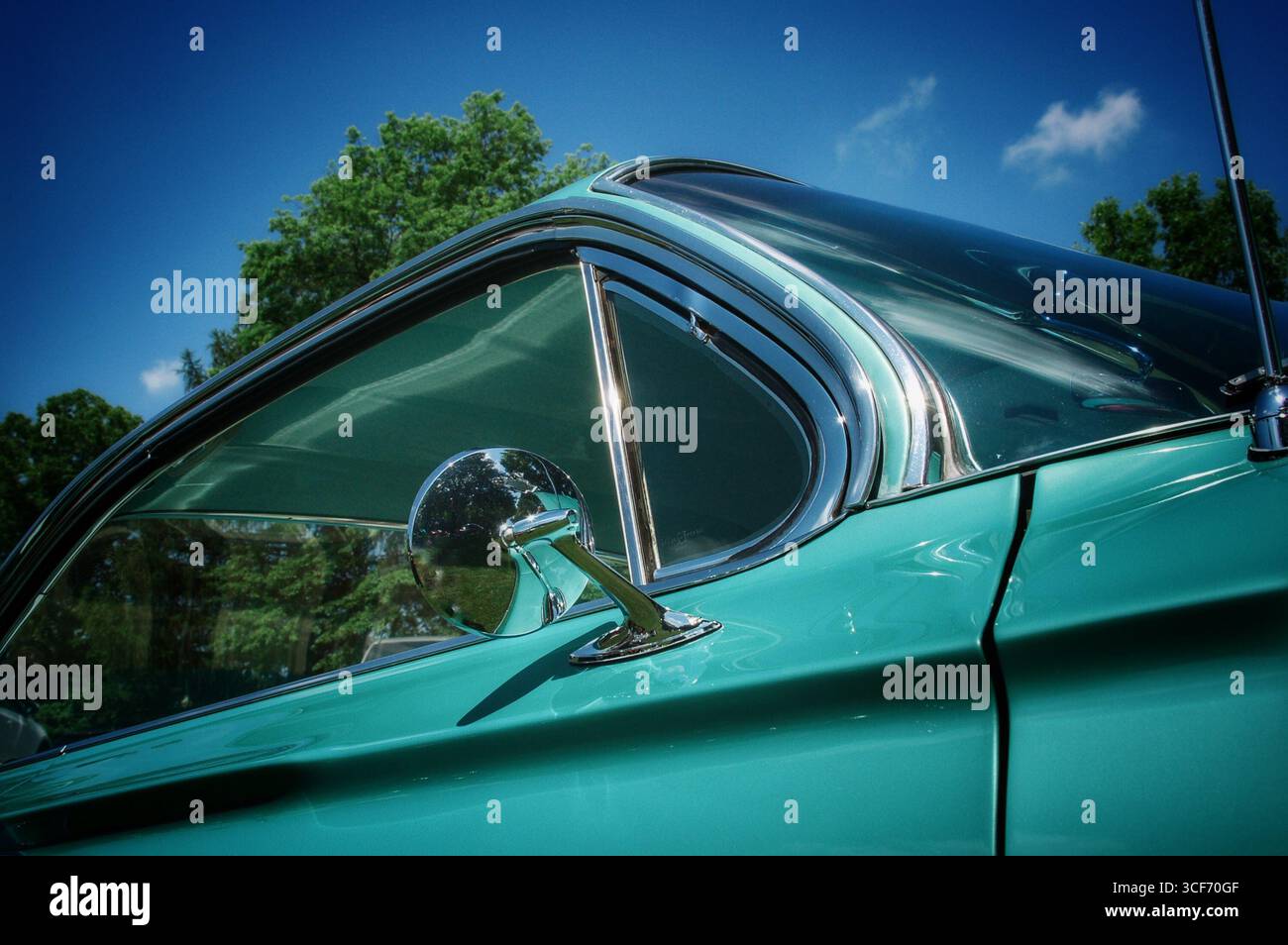 Vitre côté passager sur une voiture classique de couleur sarcelle Banque D'Images