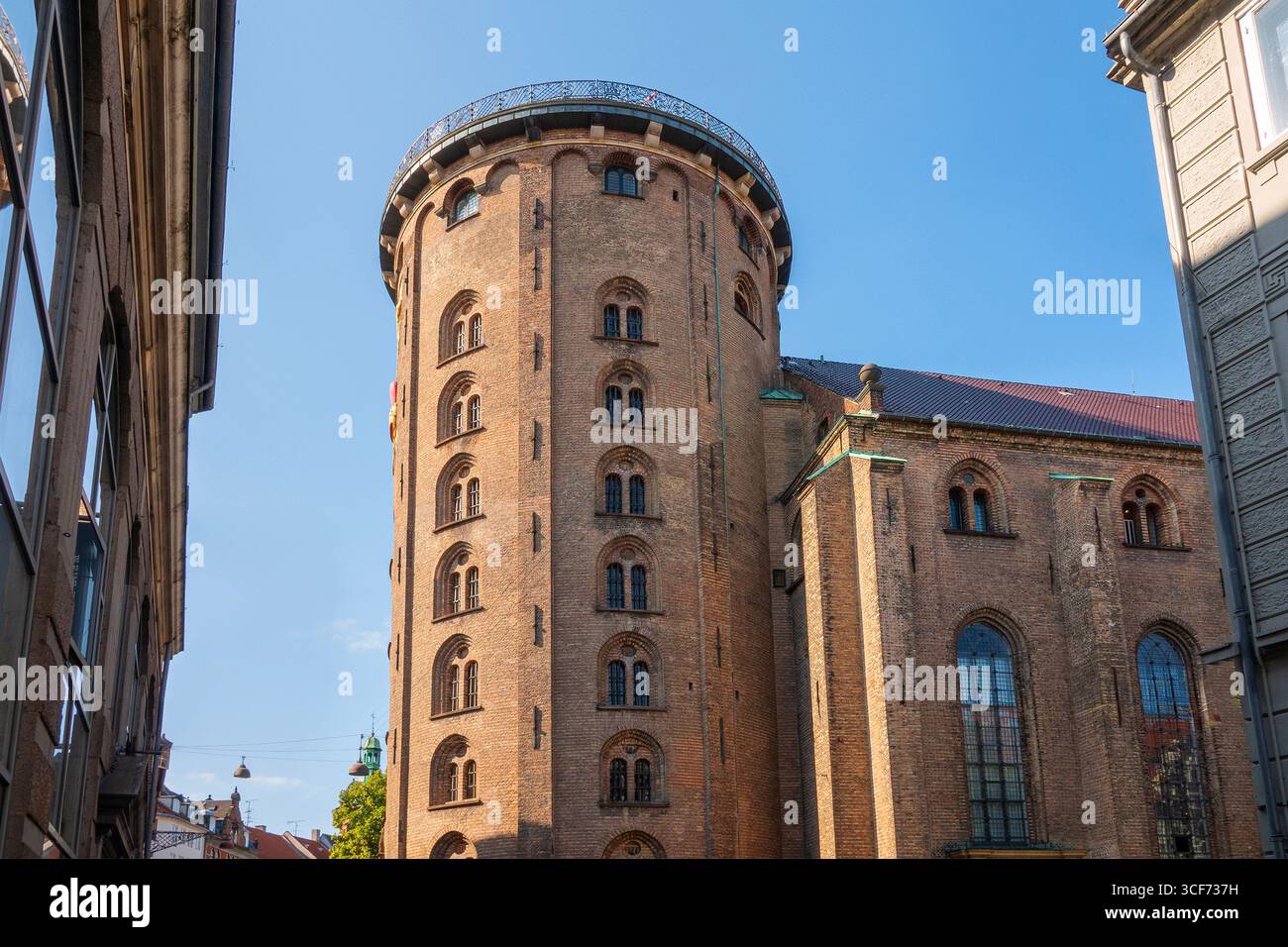 Tour ronde historique (Rundetårn) à Copenhague, Danemark. Célèbre tour du XVIIe siècle et observatoire astronomique construit avec l'église Trinitatis. Banque D'Images