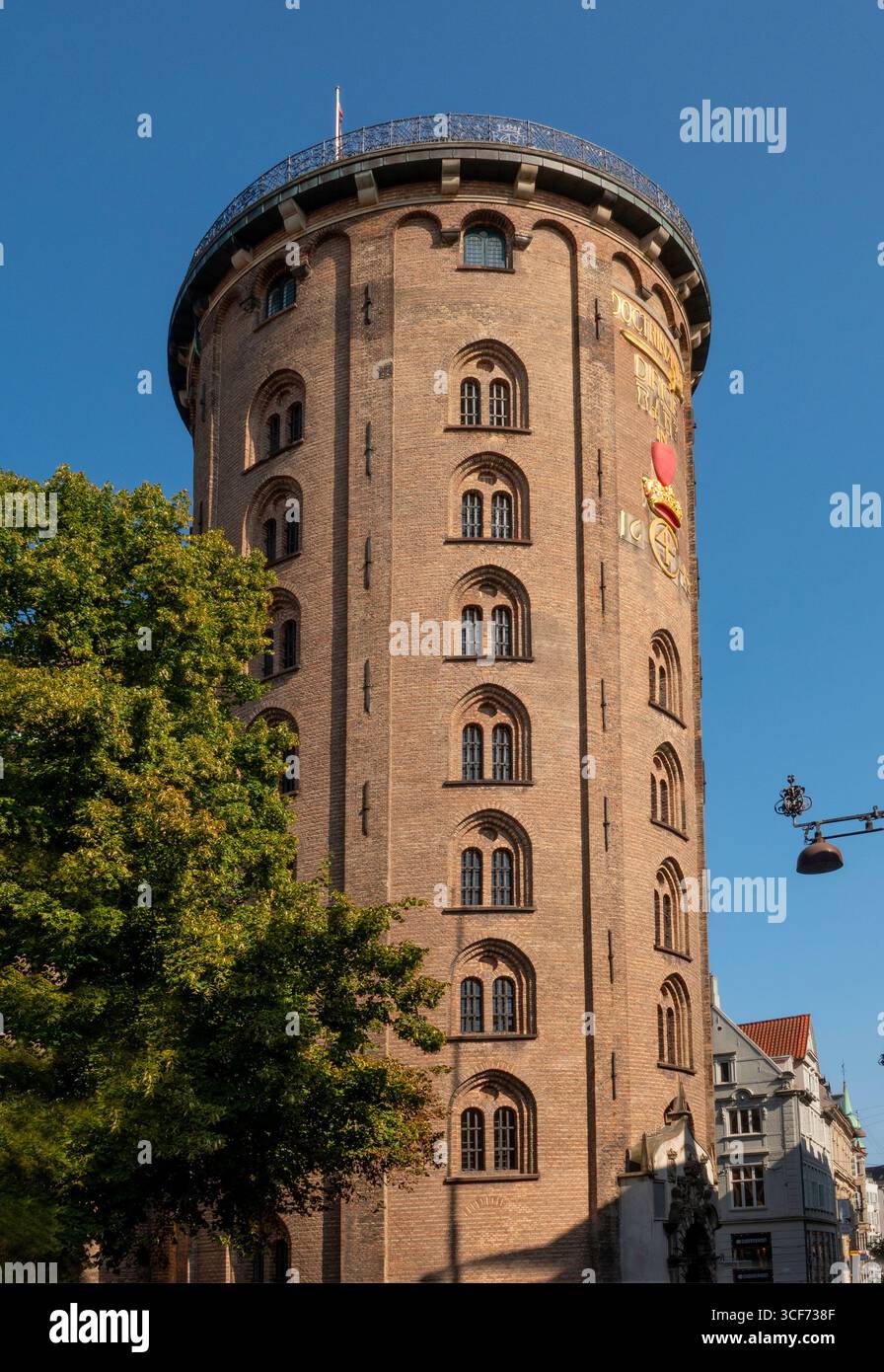 Tour ronde historique (Rundetårn) à Copenhague, Danemark. Célèbre tour du XVIIe siècle et observatoire astronomique construit avec l'église Trinitatis. Banque D'Images