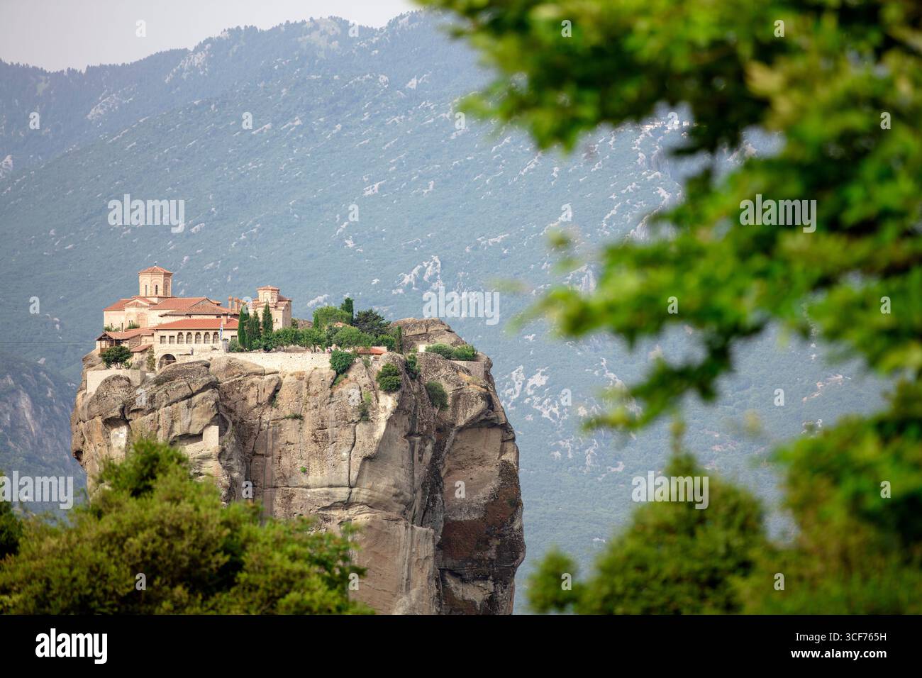Monastères de Météores en Grèce, site du patrimoine mondial de l'UNESCO avec des monastères byzantins perchés sur des piliers rocheux dramatiques et un paysage montagneux Banque D'Images