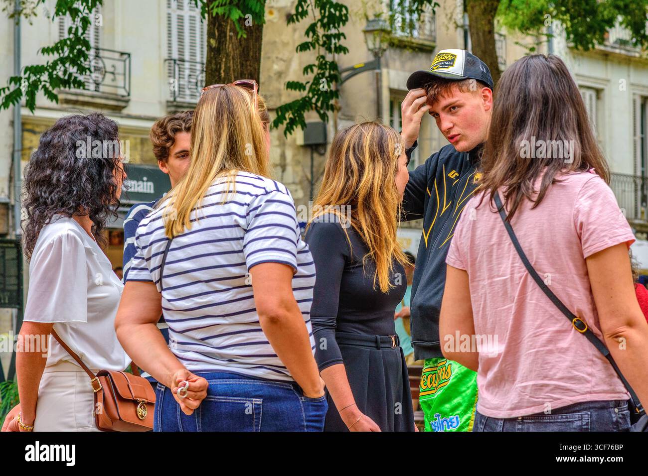 Groupe de jeunes - quatre jeunes femmes / deux jeunes hommes dans la vingtaine - discutant dans le vieux quartier de Tours, Indre-et-Loire (37), France. Banque D'Images